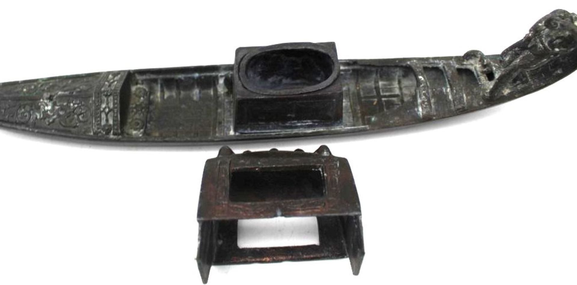 gr. schwere venezianische Gondel aus Metall, bei Gondoliere fehlt das Ruder, Altersspuren, L-30cm, - Image 4 of 5