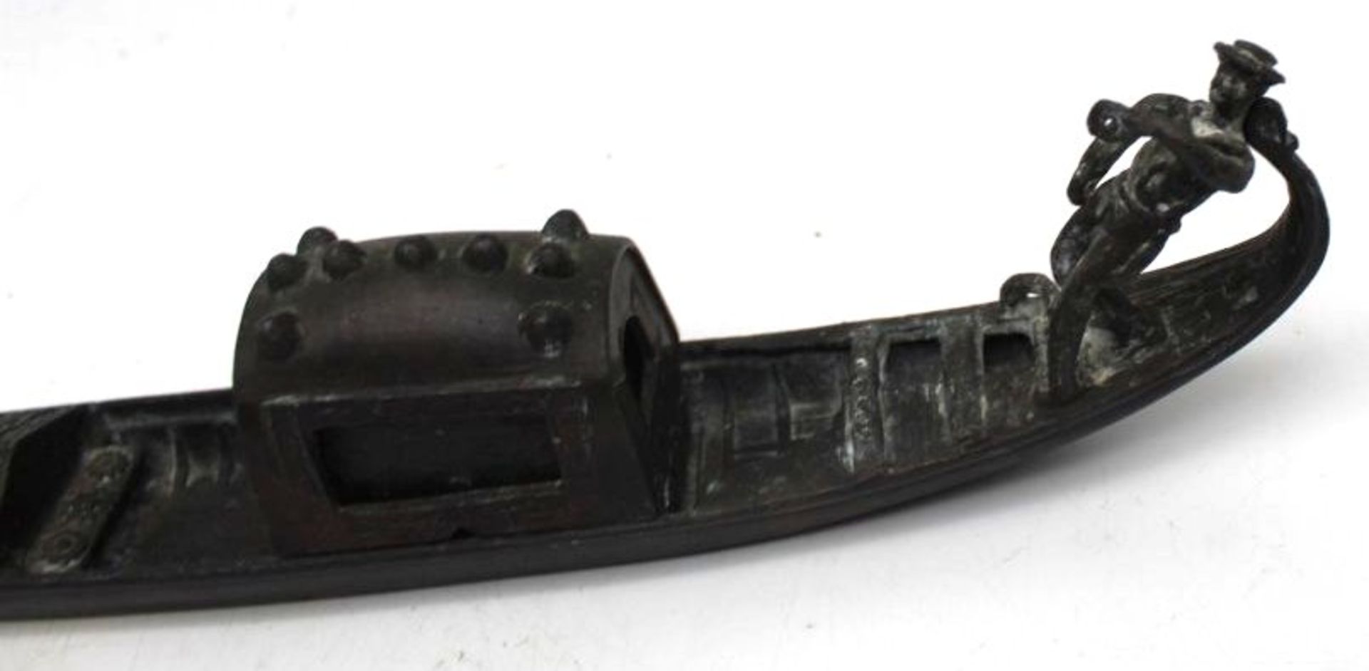 gr. schwere venezianische Gondel aus Metall, bei Gondoliere fehlt das Ruder, Altersspuren, L-30cm, - Image 2 of 5