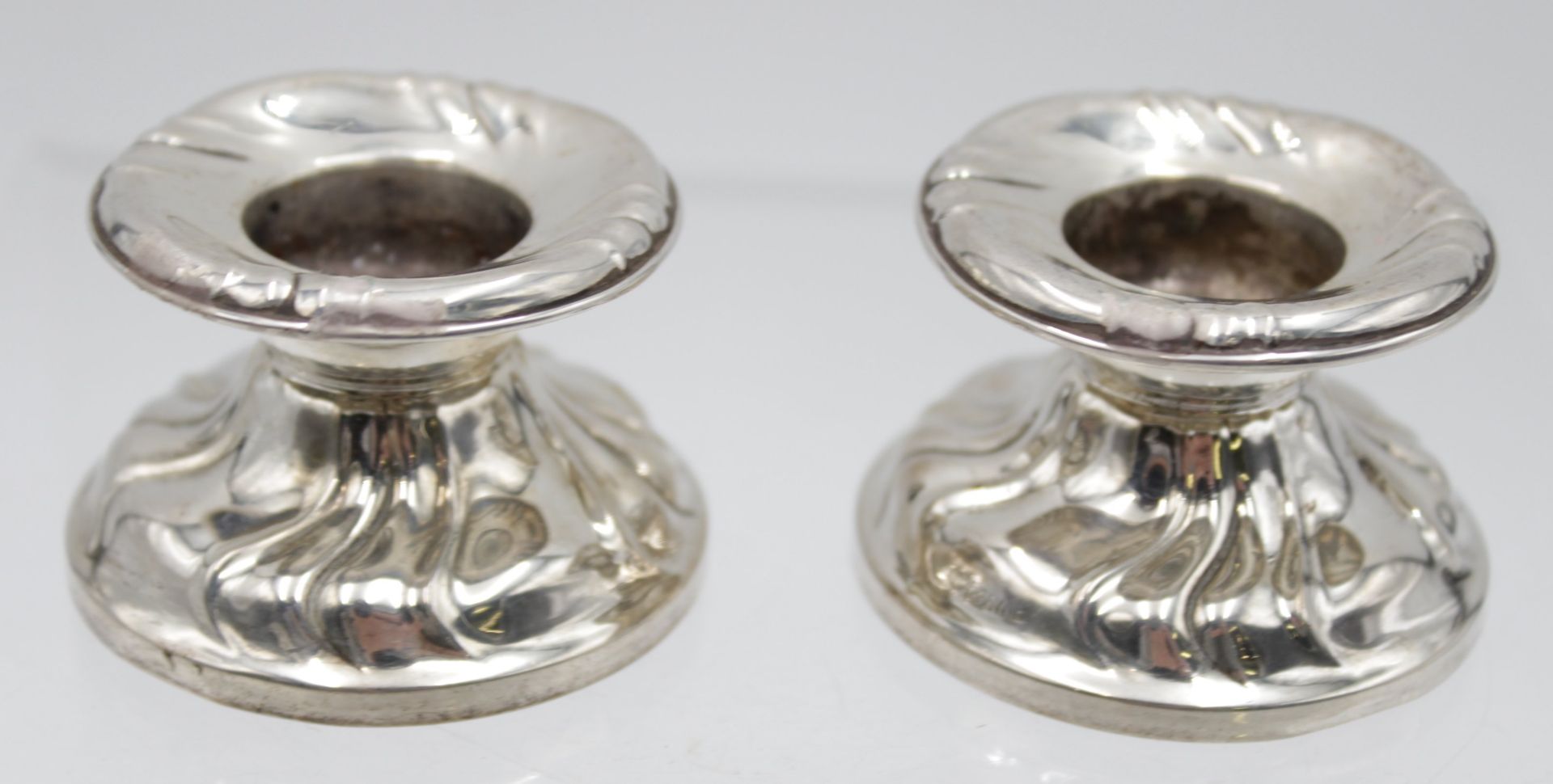 Leuchterpaar, 835er Silber, WTB, je gefüllt, zus. 99,5gr., H-3,5cm.