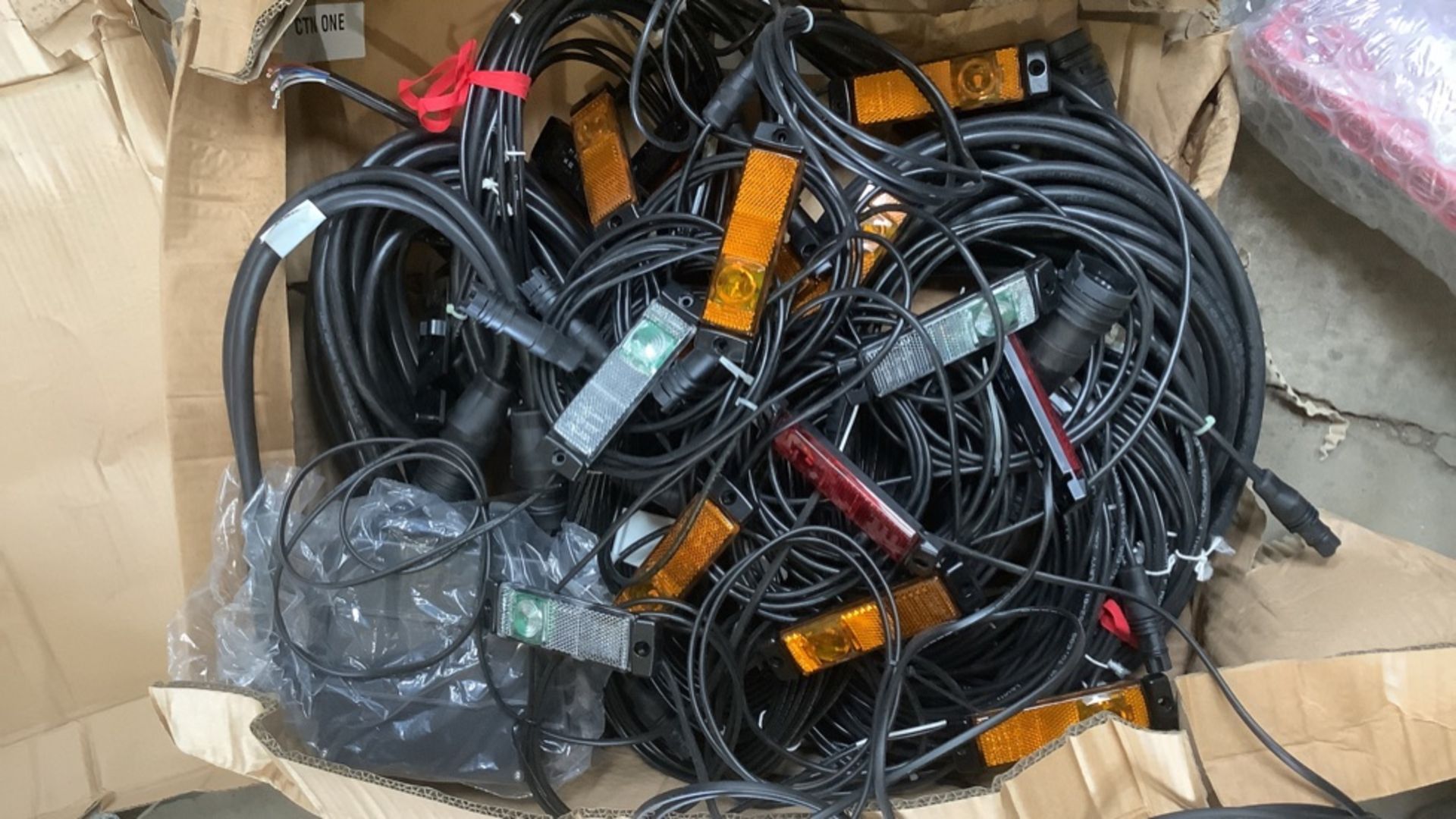 BOX OF MARKER LIGHTS, CABLES AND CONNECTORS