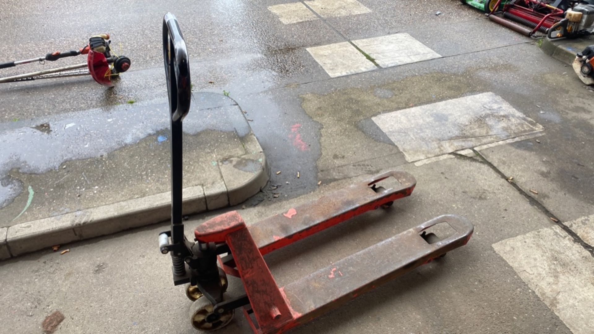 M20 PALLET TRUCK - Image 2 of 5