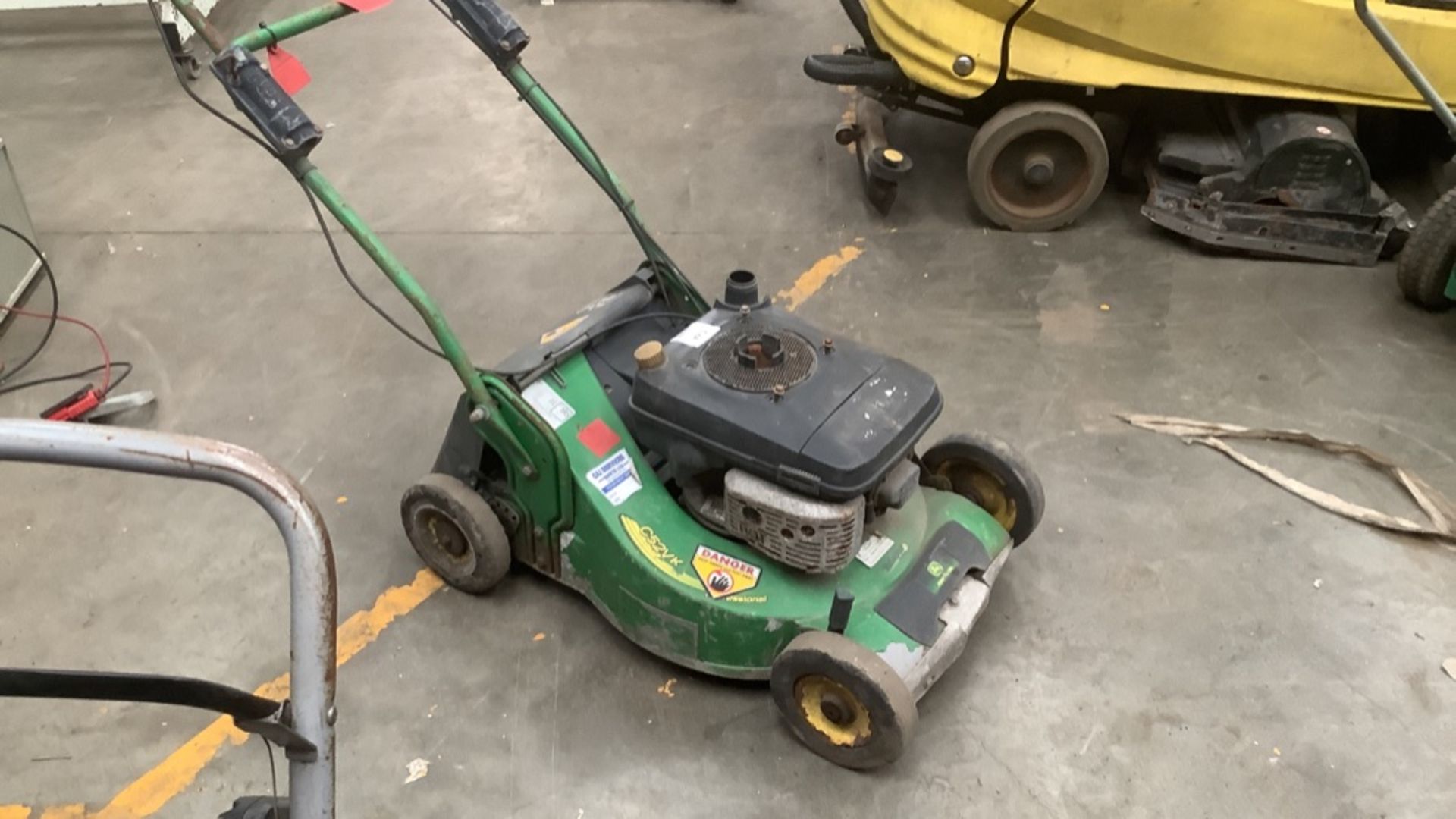 JOHN DEERE C25VK PETROL LAWNMOWER - Image 3 of 5