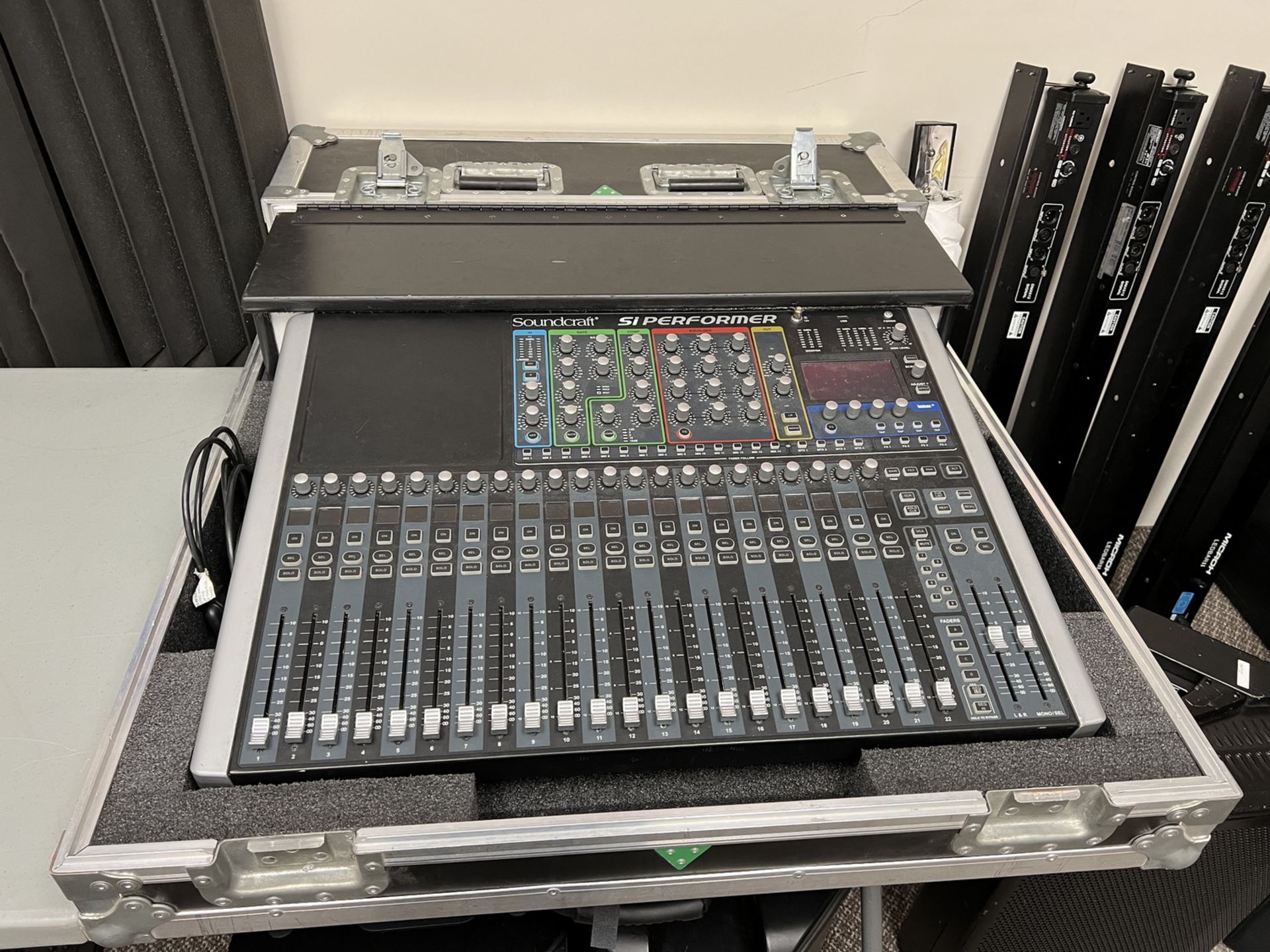 SOUNDCRAFT SI PERFORMER 2 DIGITAL LIVE SOUND MIXER W/ BUILT-IN LIGHTING CONTROLLER, S/N 30329374 C/W