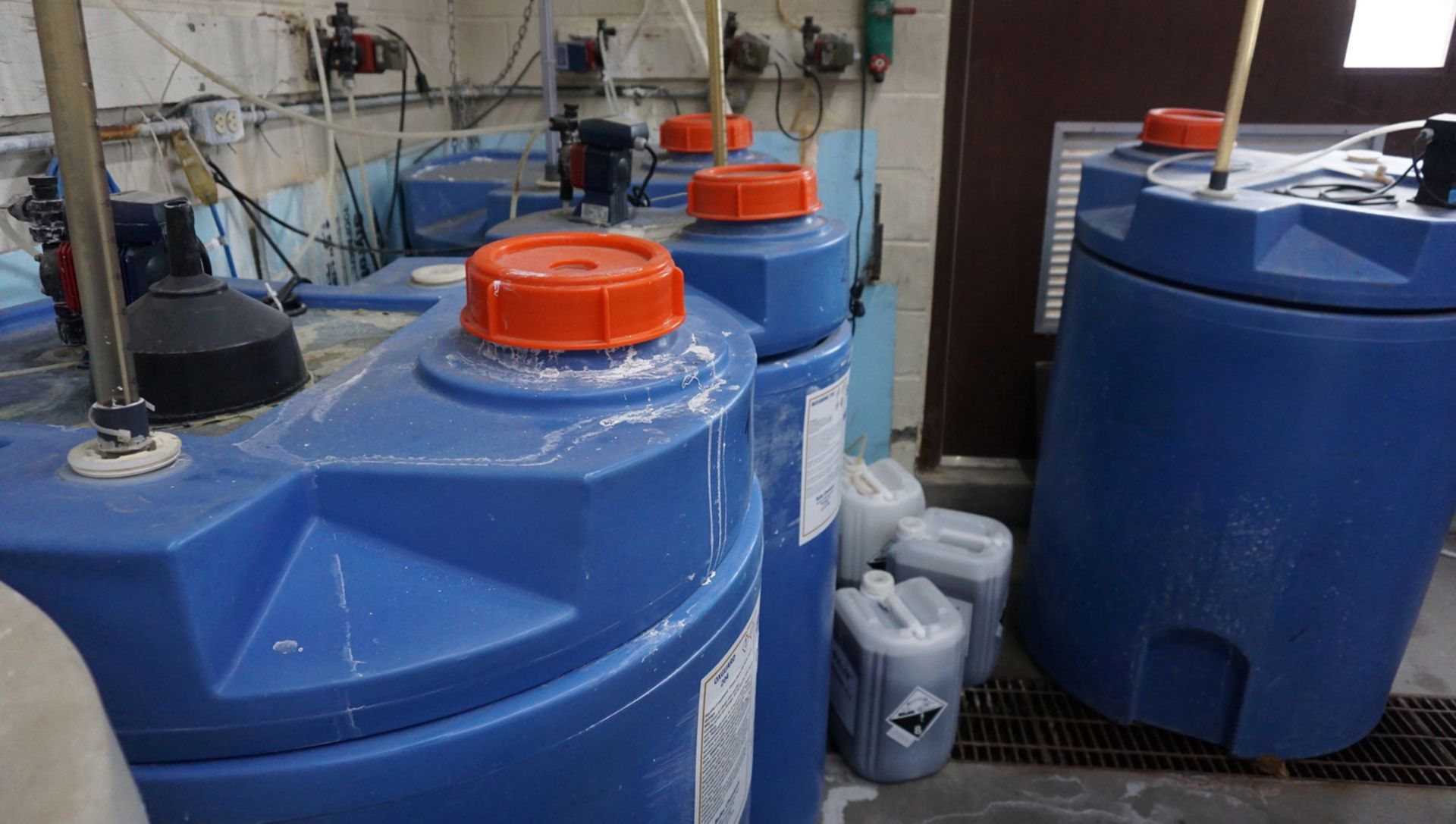 LOT - PENTAR COMPOSITE POLYETHYLENE LINED TANKS C/W BULLER MIXAMINE T35 PUMPS - Image 4 of 5