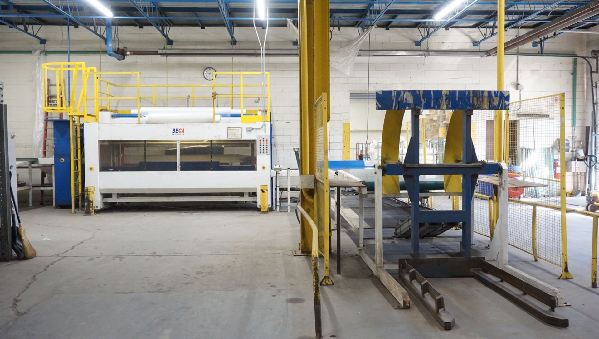 BECA PACKING SYSTEM FOR ROLLS OF FABRIC (MAX WIDTH 260CM) W/ POWER FEED CONVEYOR, PLASTIC FEEDING