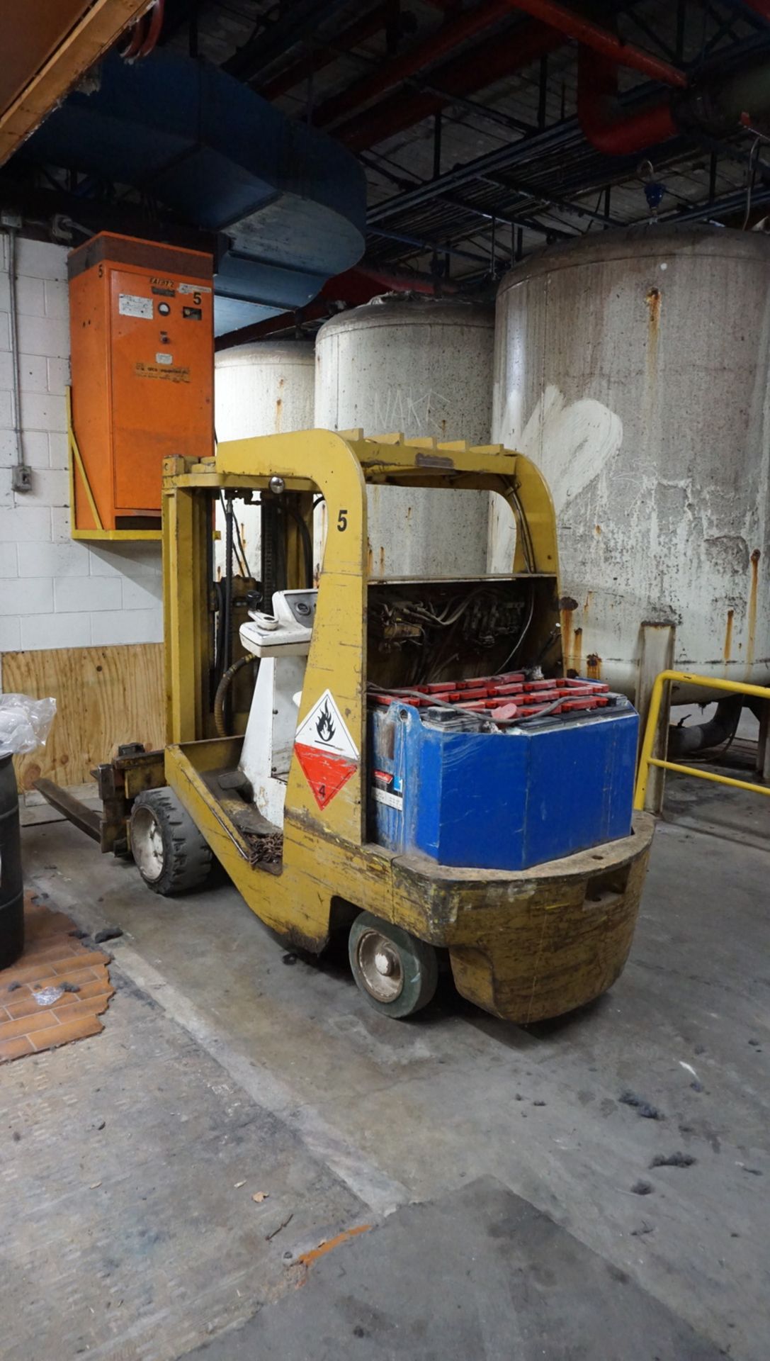 YALE SPE-050-G36-T071 ELECTRIC FORKLIFT W/ 5,000LBS CAP, 180" LIFT, 2-STAGE MAST, S/N P233472 C/W