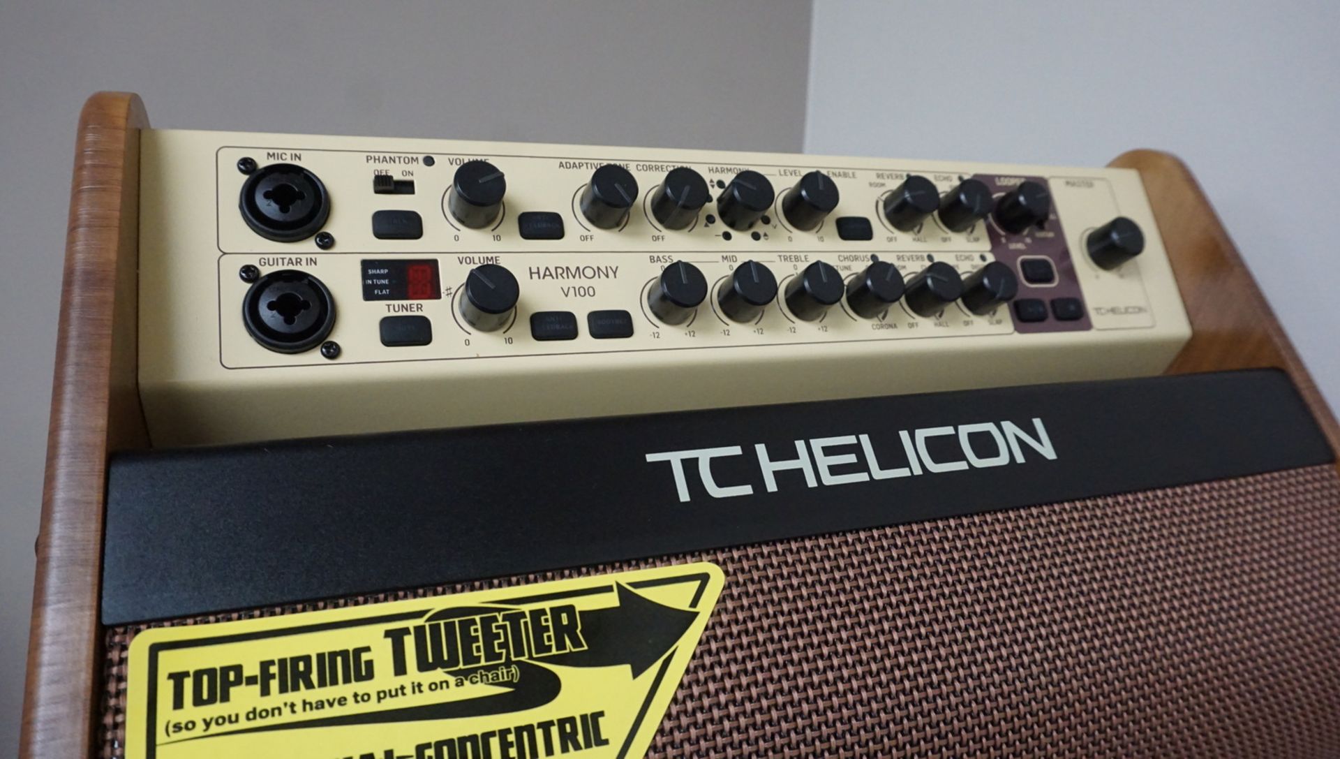 TC-HELICON HARMONY V100 ACOUSTIC AMP - Image 2 of 3