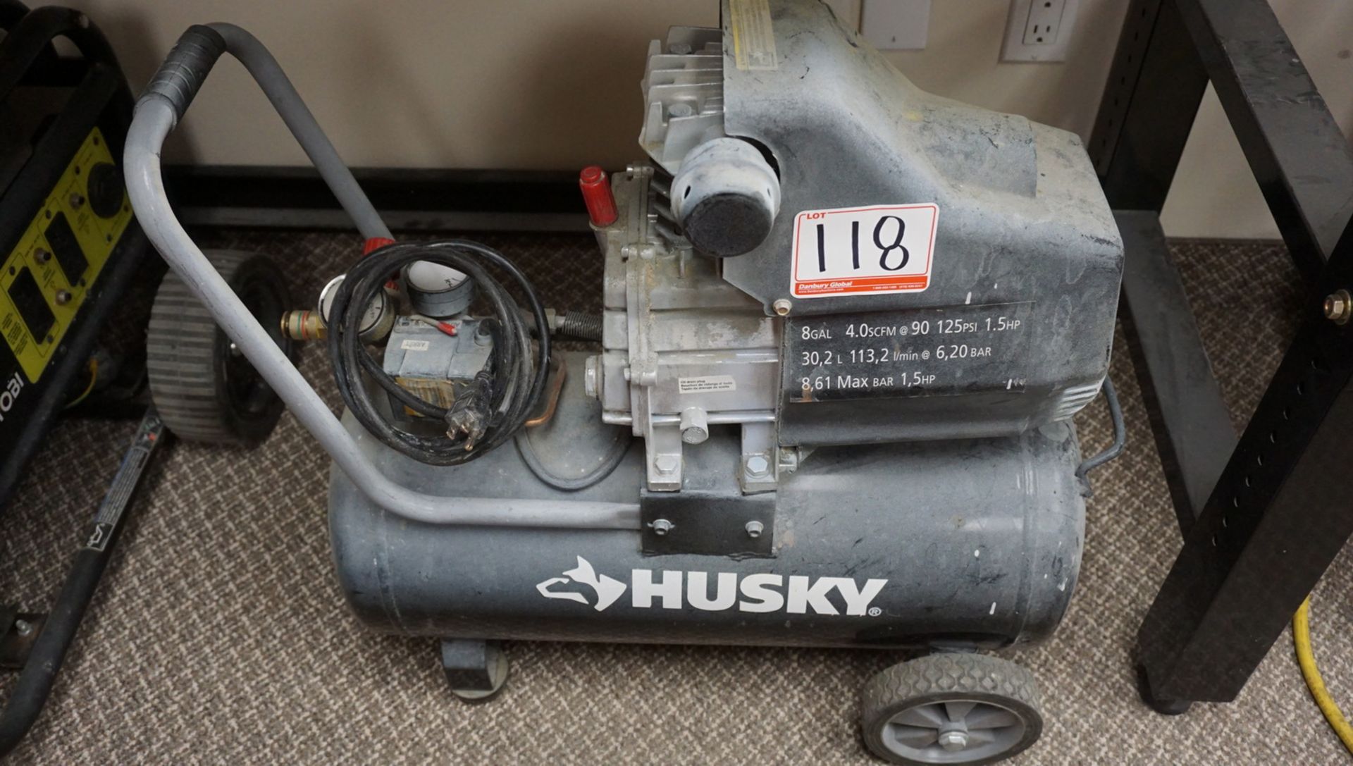 HUSKY 8-GALLON 1.5HP PORTABLE AIR COMPRESSOR