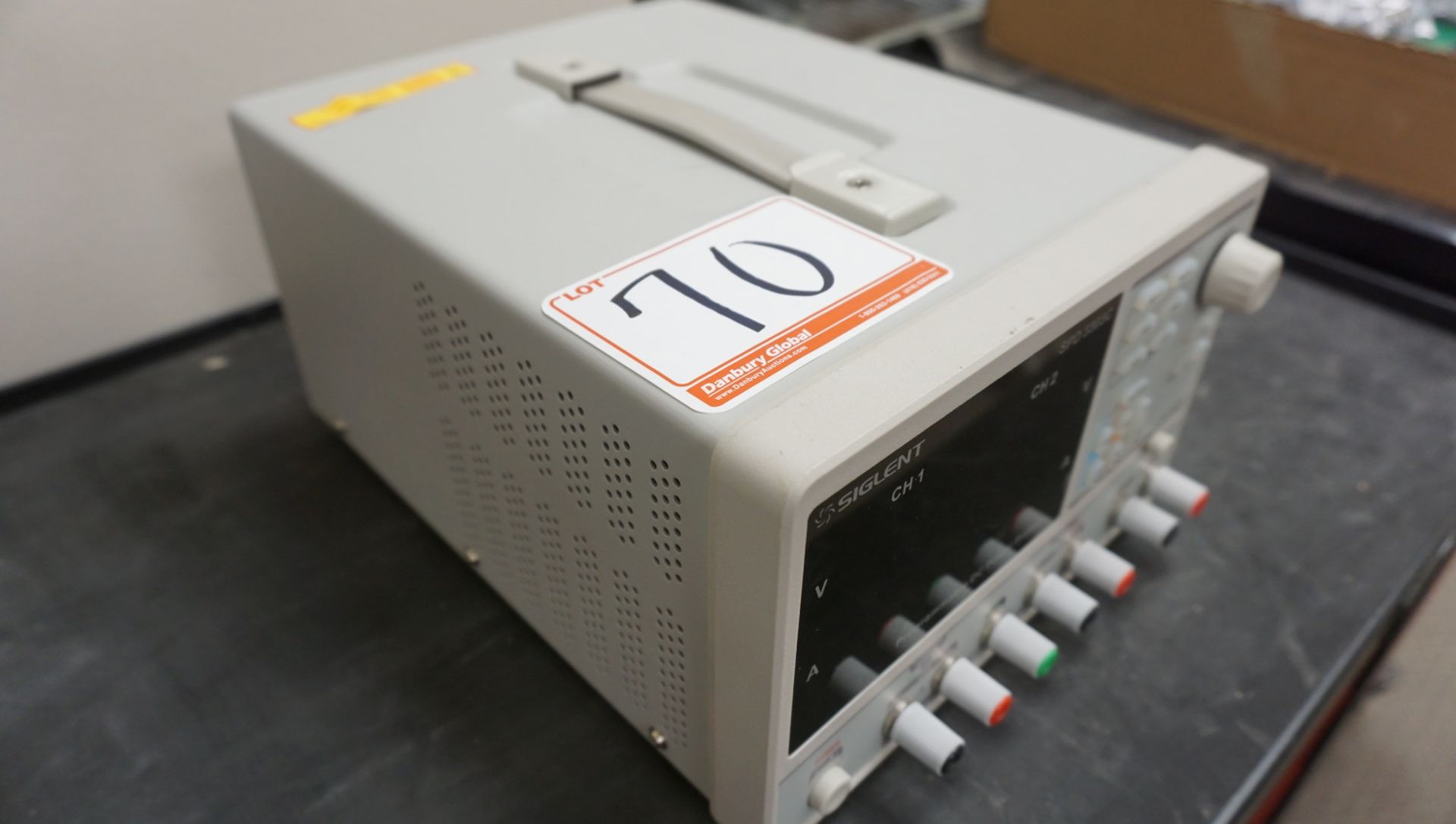 SIGLENT SPD 3303C PROGRAMMABLE DC POWER SUPPLY - Image 2 of 3