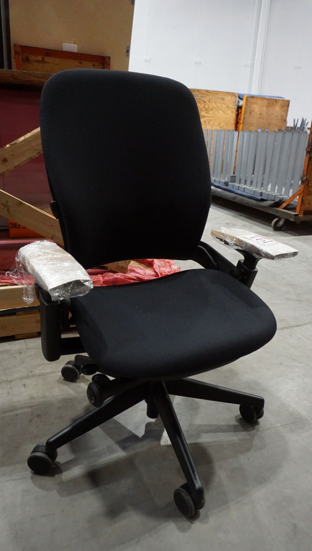 STEELCASE LEAP CHAIR W/ BLACK FABRIC & 4-WAY ADJ ARMS