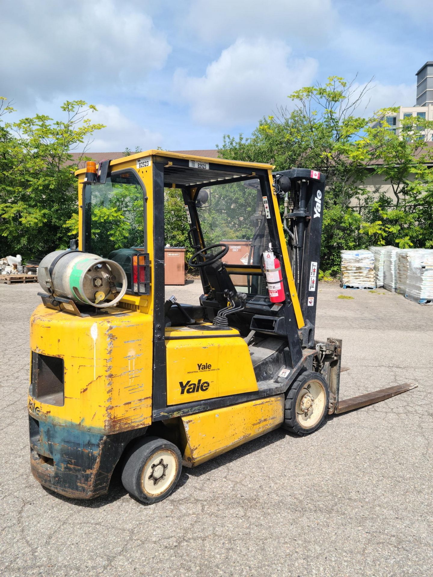 YALE GLC060TGNUAE084 PROPANE POWERED 6,000LBS CAP. FORKLIFT W/ 187” LIFT, 3-STAGE MAST, & SIDE SHIFT