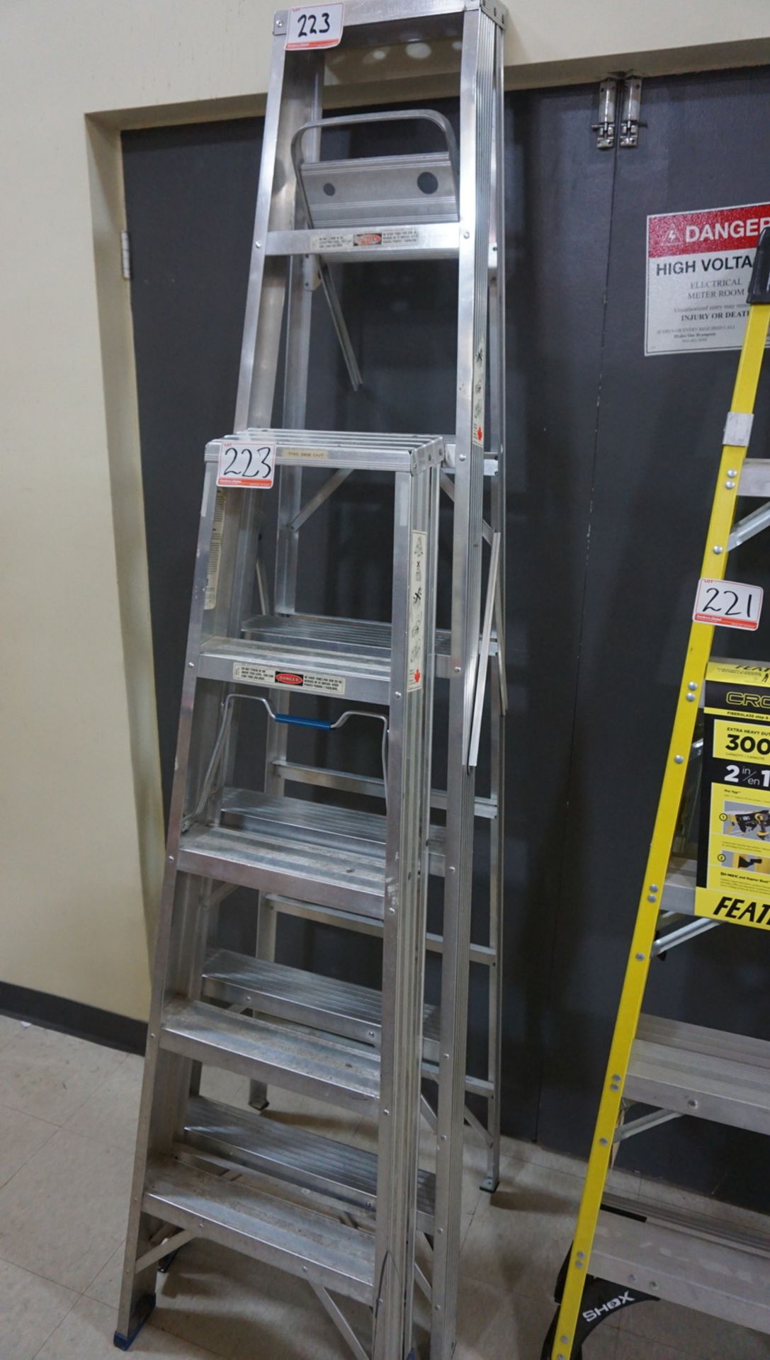 LOT - REYNOLDS 5 & 7' A-FRAME LADDERS