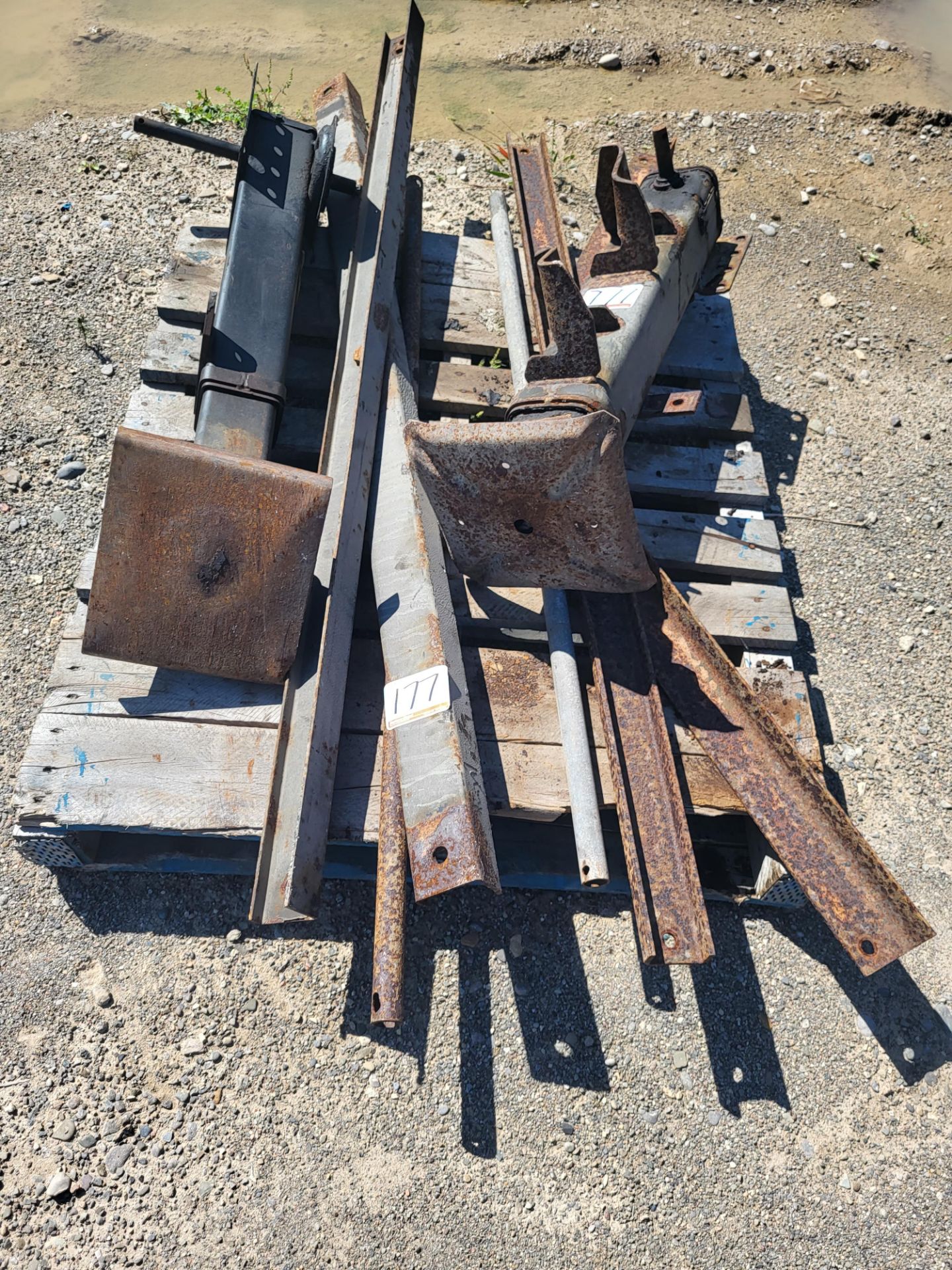 LOT - TRAILER STANDS & ACCESSORIES