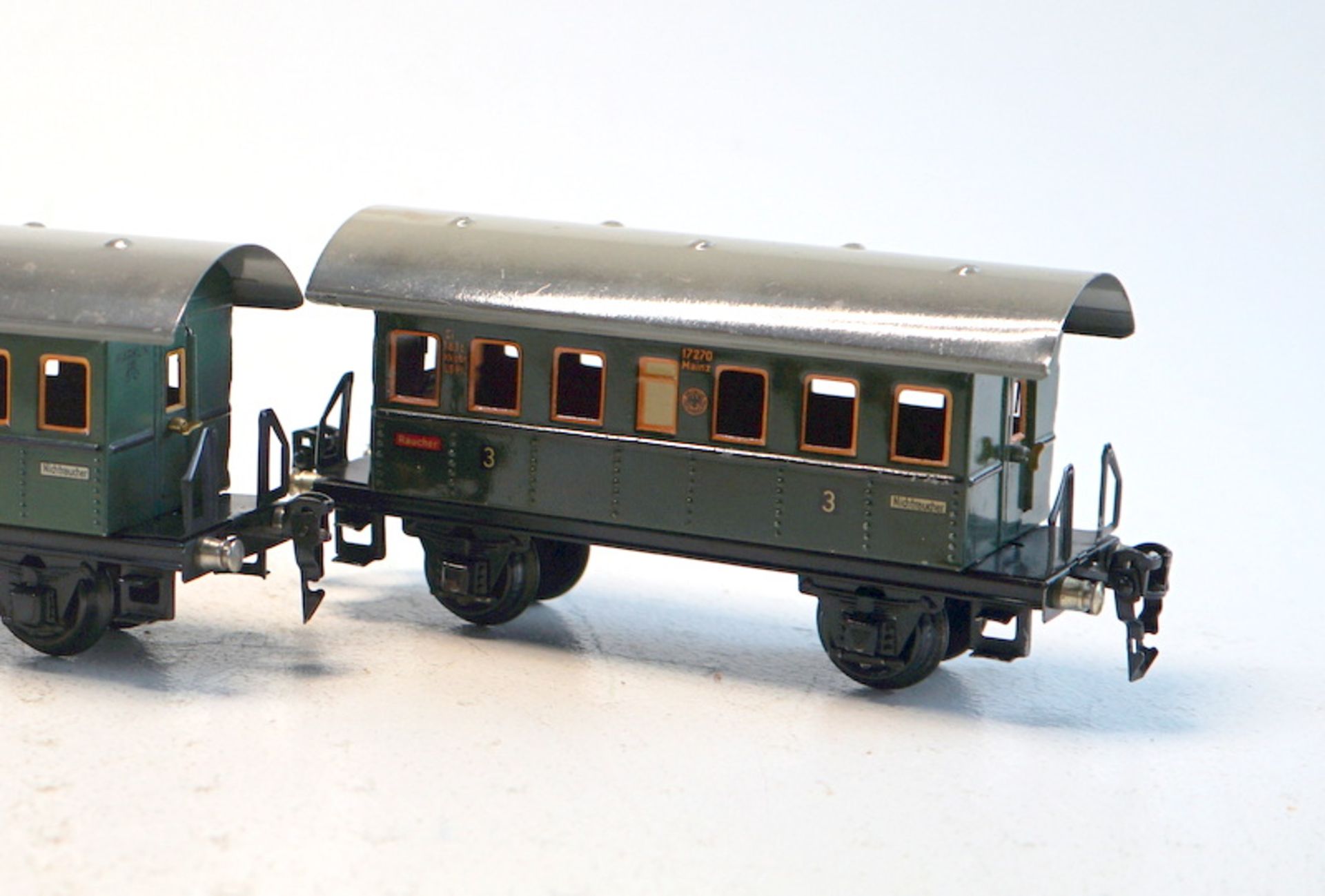 Märklin 1929ff, Gebr. Märklin & Cie., G.m.b.H. Göppingen: 3 baugleiche märklin-Personenwagen, Spur 0 - Bild 2 aus 3