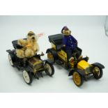 2 historische Schuco-Oldtimer mit Stofffigur