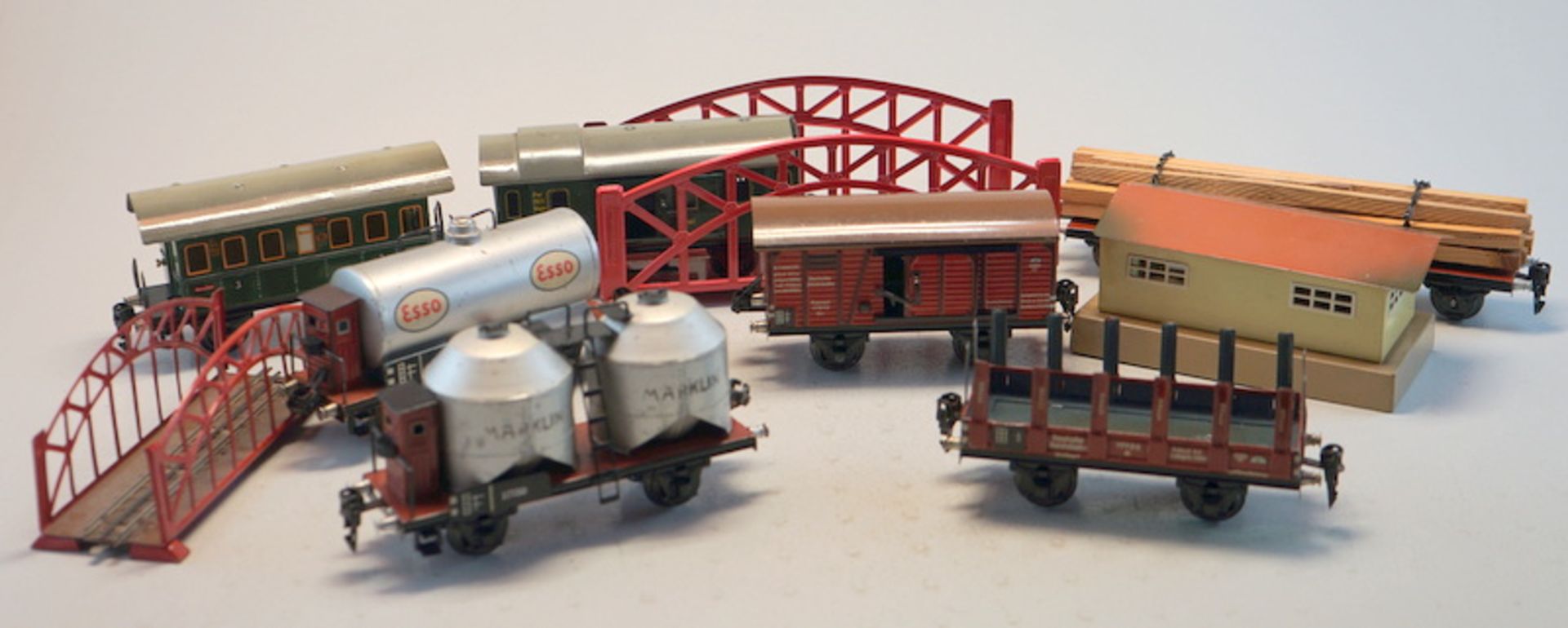 Märklin 1929ff, Gebr. Märklin & Cie., G.m.b.H. Göppingen: Konvolut von märklin-Wagen u. -Gebäuden, S