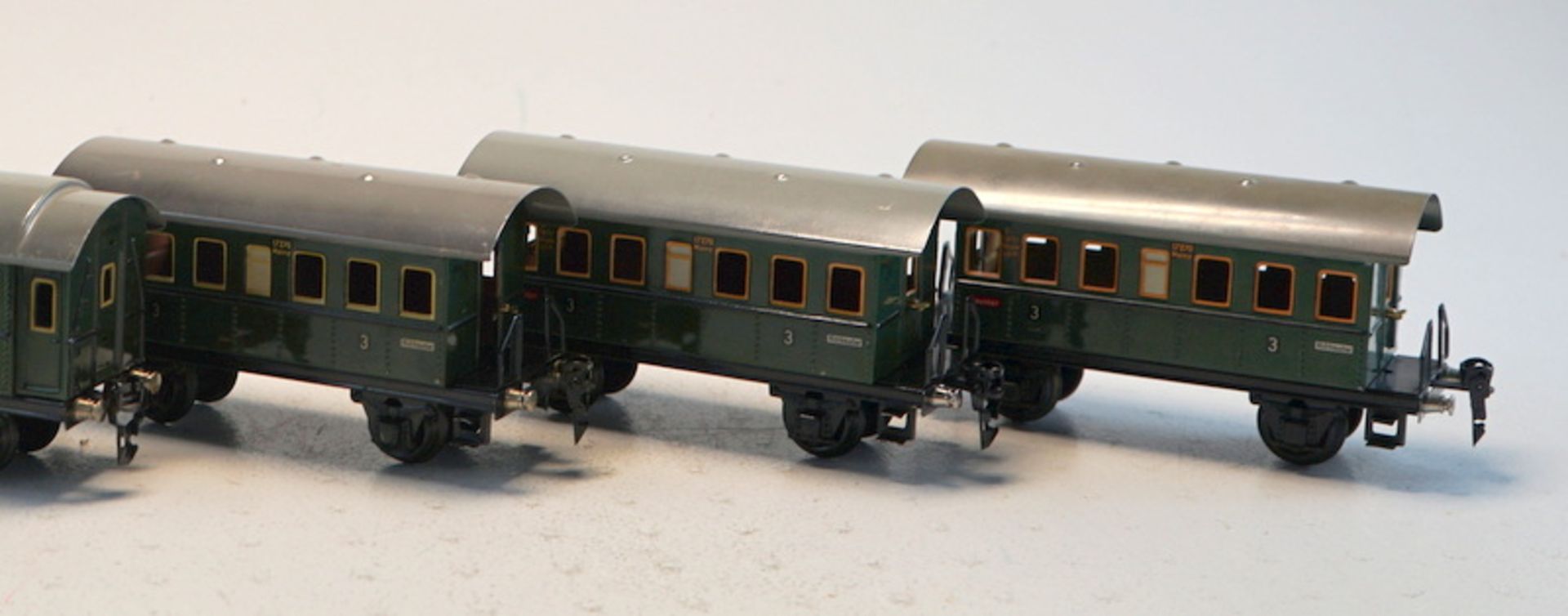 Märklin 1929ff, Gebr. Märklin & Cie., G.m.b.H. Göppingen: 4 baugleiche märklin-Personenwagen + passe - Bild 2 aus 3