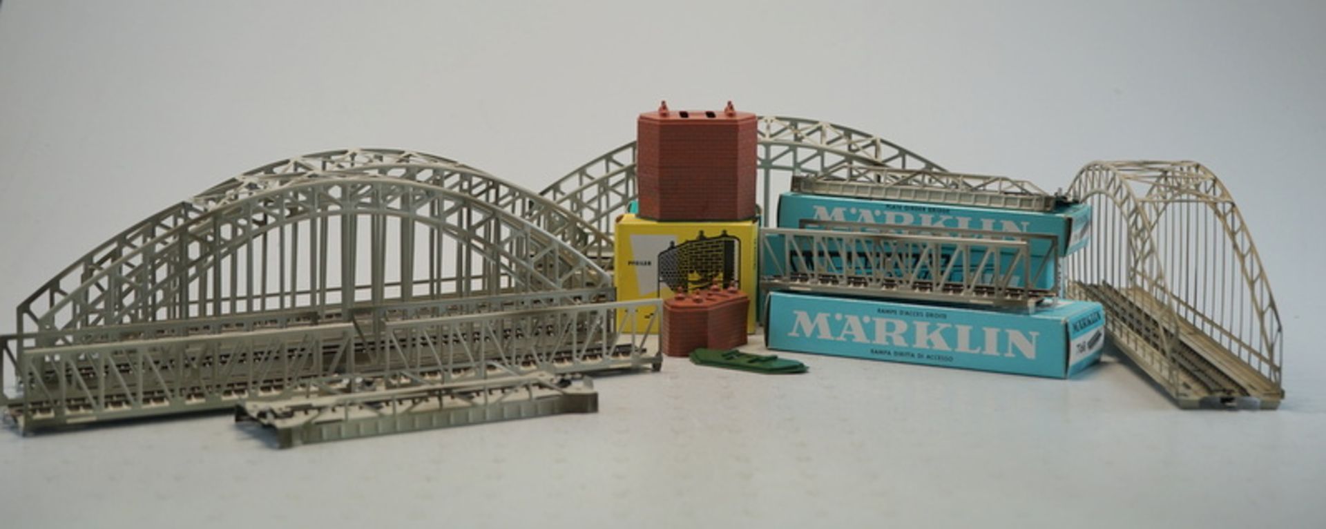 Märklin ab 1954, Gebr. Märklin & Cie., G.m.b.H. Göppingen: Konvolut Brücken - Bild 2 aus 3