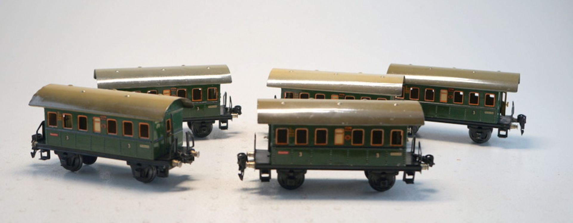 Märklin 1929ff, Gebr. Märklin & Cie., G.m.b.H. Göppingen: 5 baugleiche märklin-Personenwagen, Spur 0 - Bild 2 aus 2