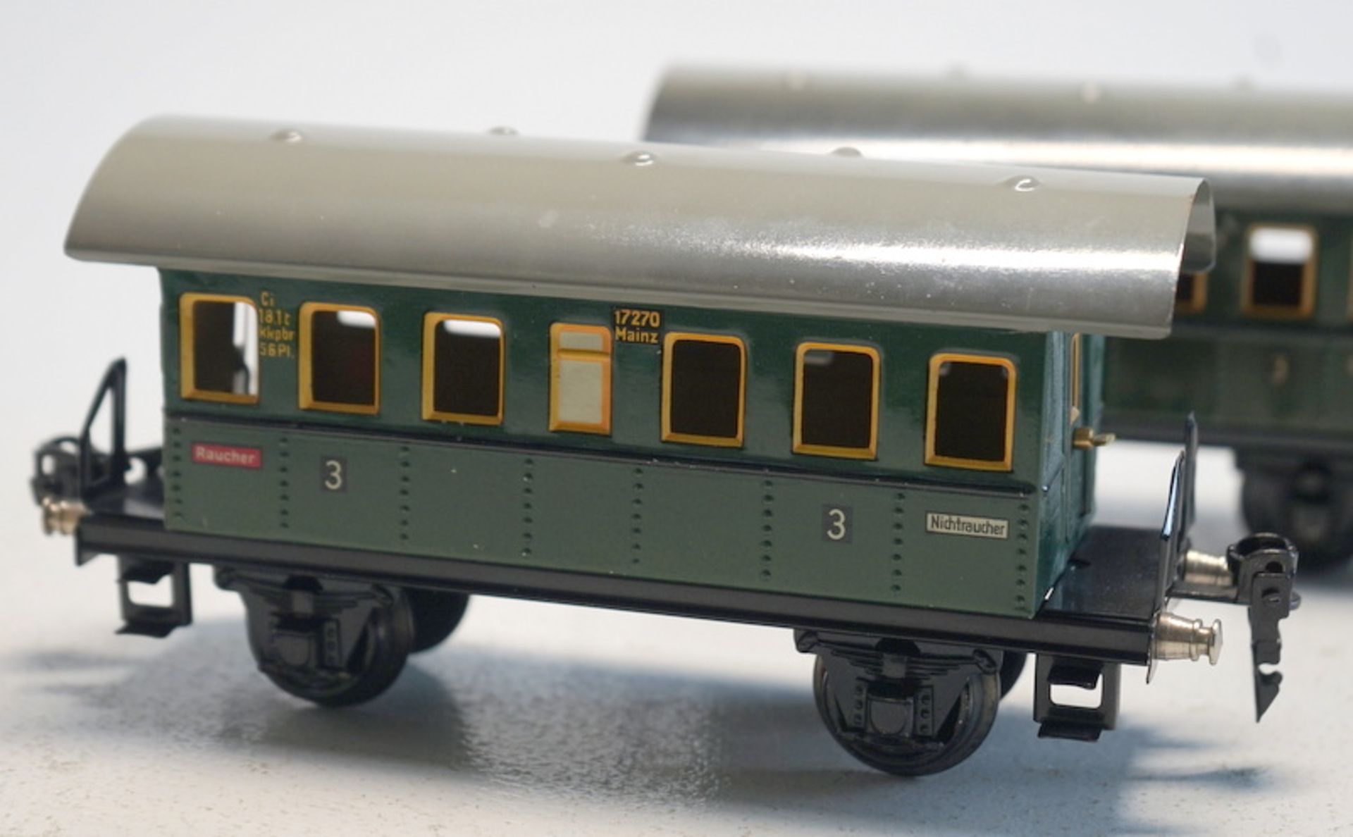 Märklin 1929ff, Gebr. Märklin & Cie., G.m.b.H. Göppingen: 4 baugleiche märklin-Personenwagen, Spur 0 - Bild 2 aus 2