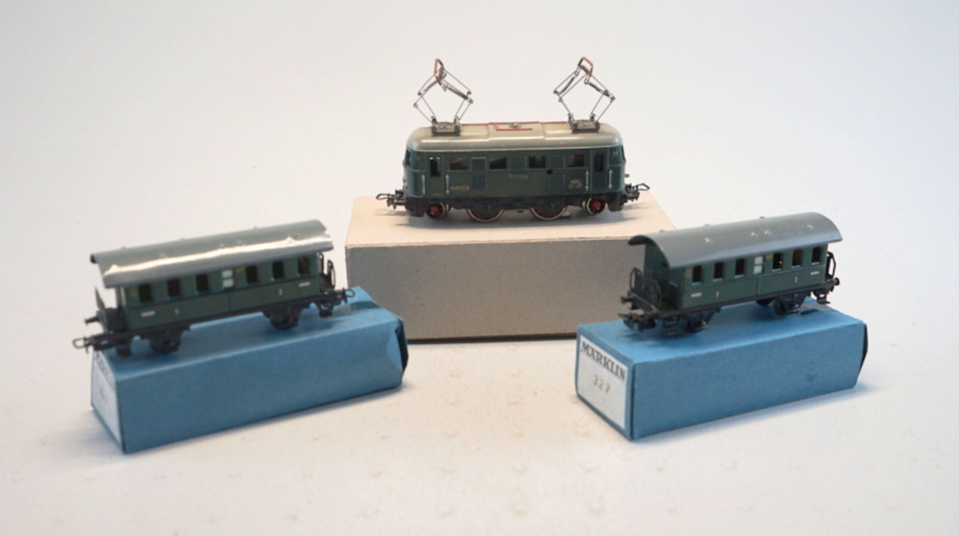 Märklin 1929ff, Gebr. Märklin & Cie., G.m.b.H. Göppingen: E-Lok ES800 und 2 Personenwagen 327