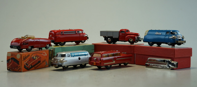 Sammlung von 8 Schuco Varianto-Automodellen + Zubehör