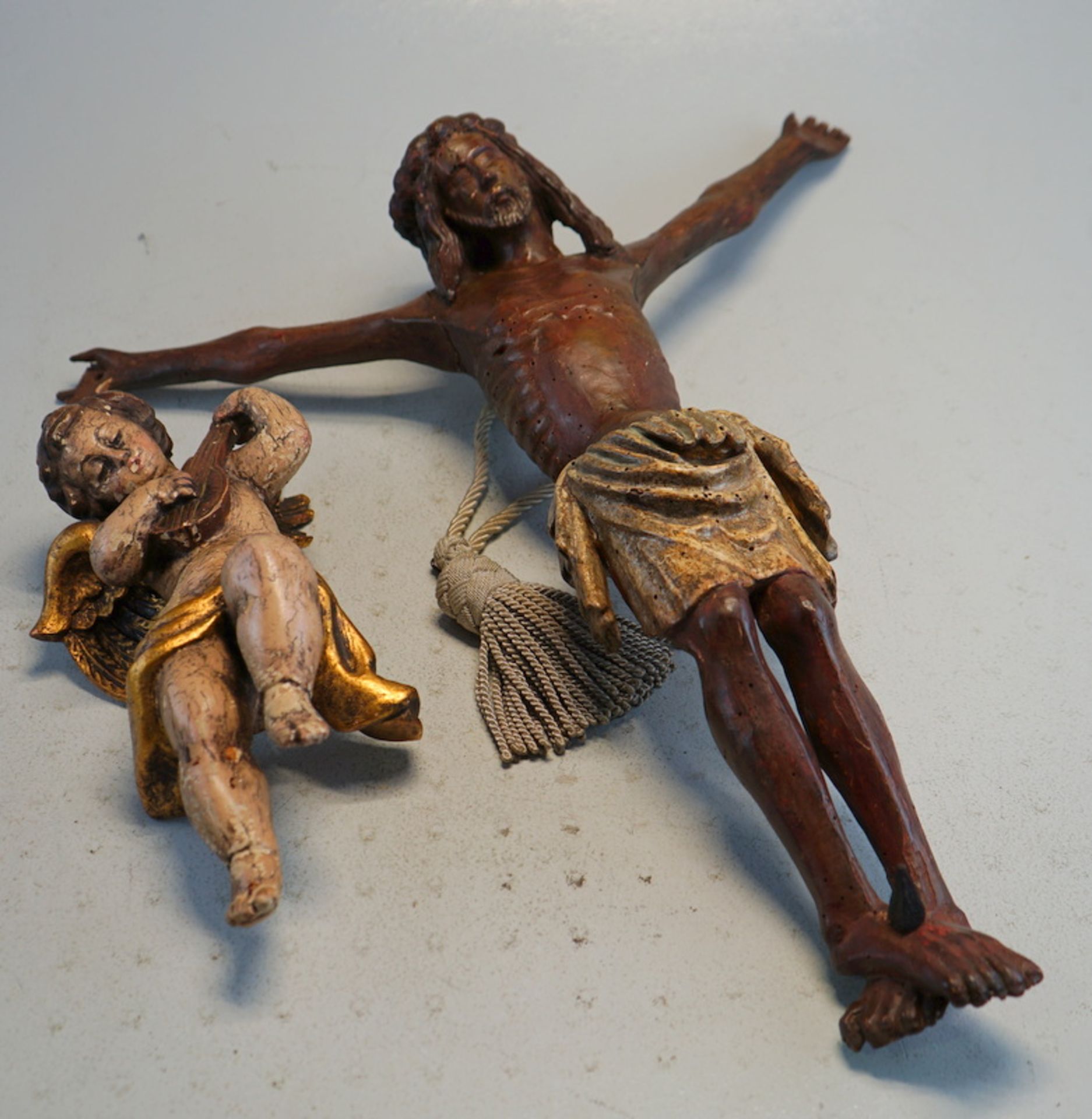 Engel mit Laute und Christus im Dreinageltypus