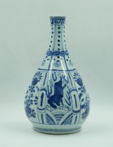 Flaschenvase mit Blau -Weisser Bemalung China 18/19. Jh.
