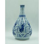 Flaschenvase mit Blau -Weisser Bemalung China 18/19. Jh.