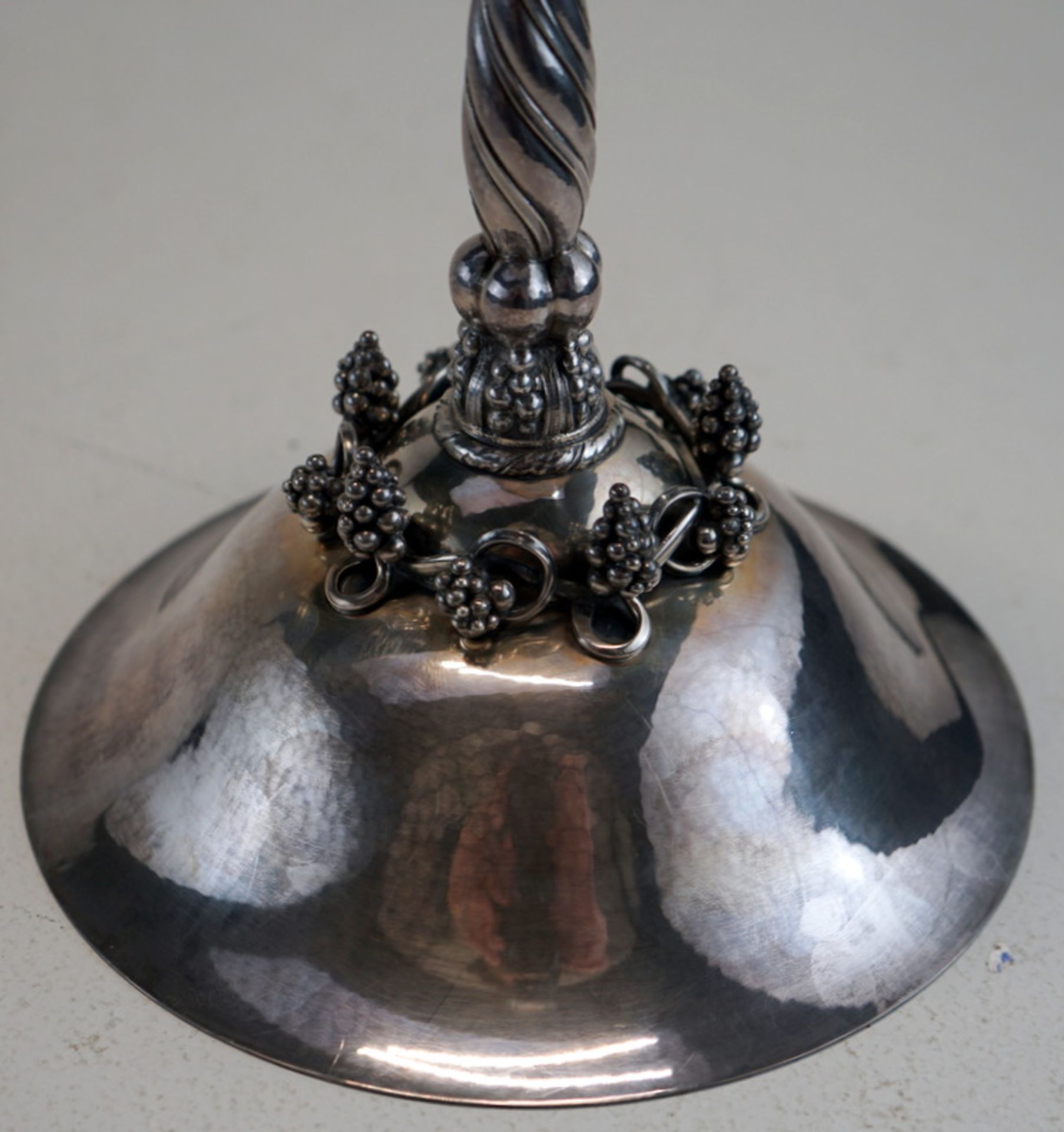 Jensen, Georg: Georg Jensen Aufsatzschale mit Traubendekor, Entwurf von 1917. - Image 2 of 3