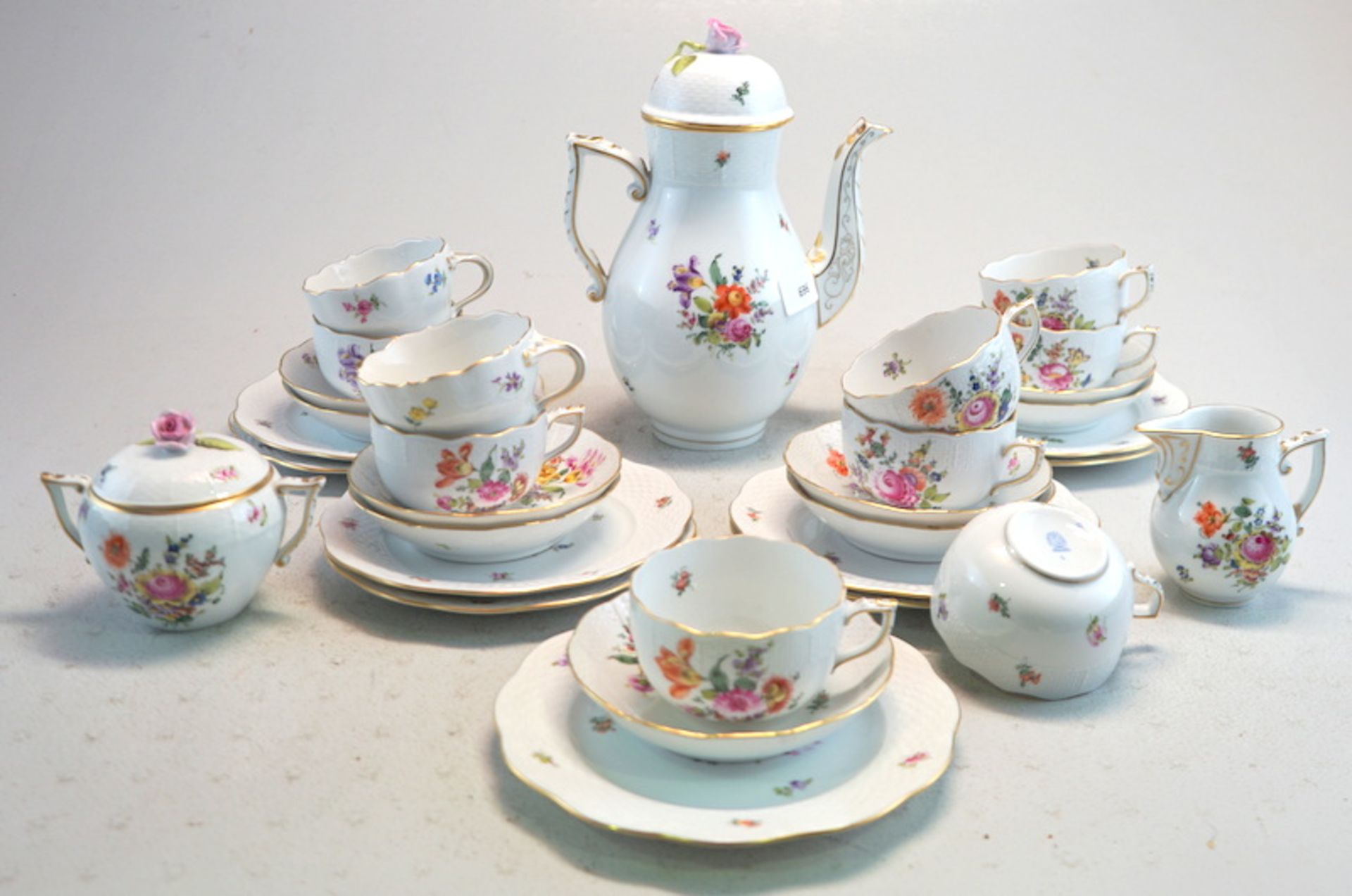 Herend, Ungarn: Kaffeeservice f. 9 Pers., Korbrand mit Blumenbouquets