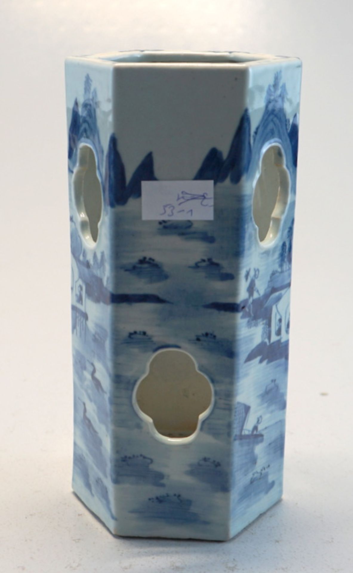 Oktagonale Vase mit vierpassigen Durchbrüchen und Landschaft - Image 3 of 4