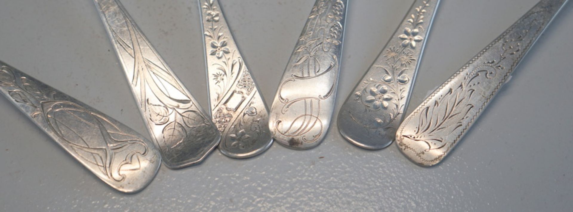 Sammlung von 6 Klosslöffeln mit div. Gravuren 800er Silber - Image 2 of 3