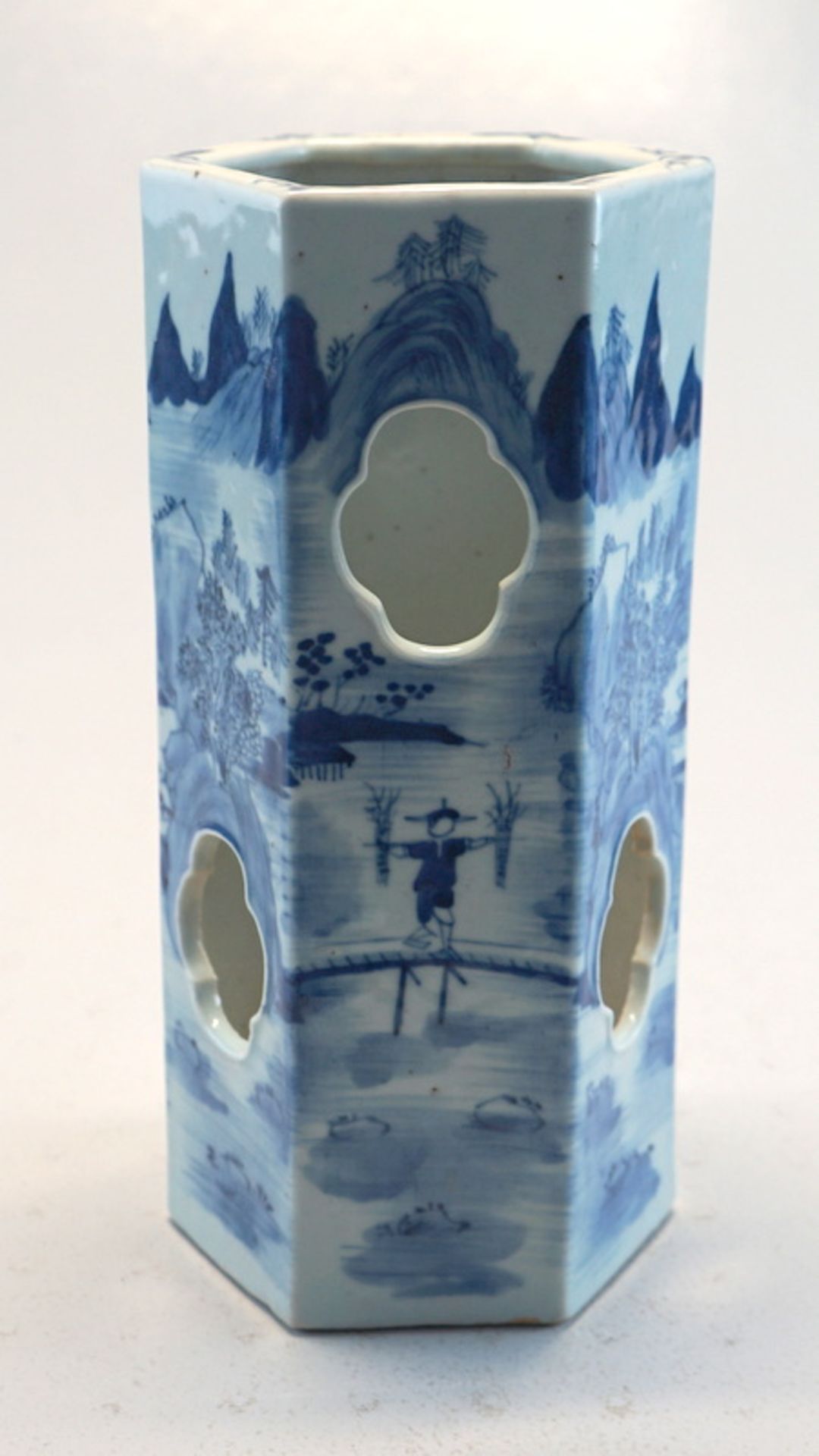 Oktagonale Vase mit vierpassigen Durchbrüchen und Landschaft