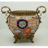 Imari-Porzellan-Jardinière mit Bronzemontur