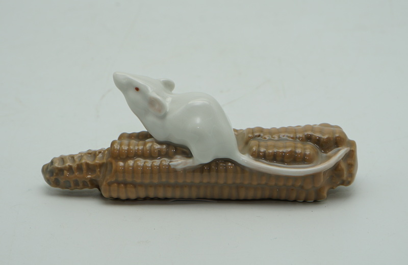 Royal Copenhagen, Dänemark: Porzellanfigur Maus auf Maiskolben Modell 512 - Image 2 of 2