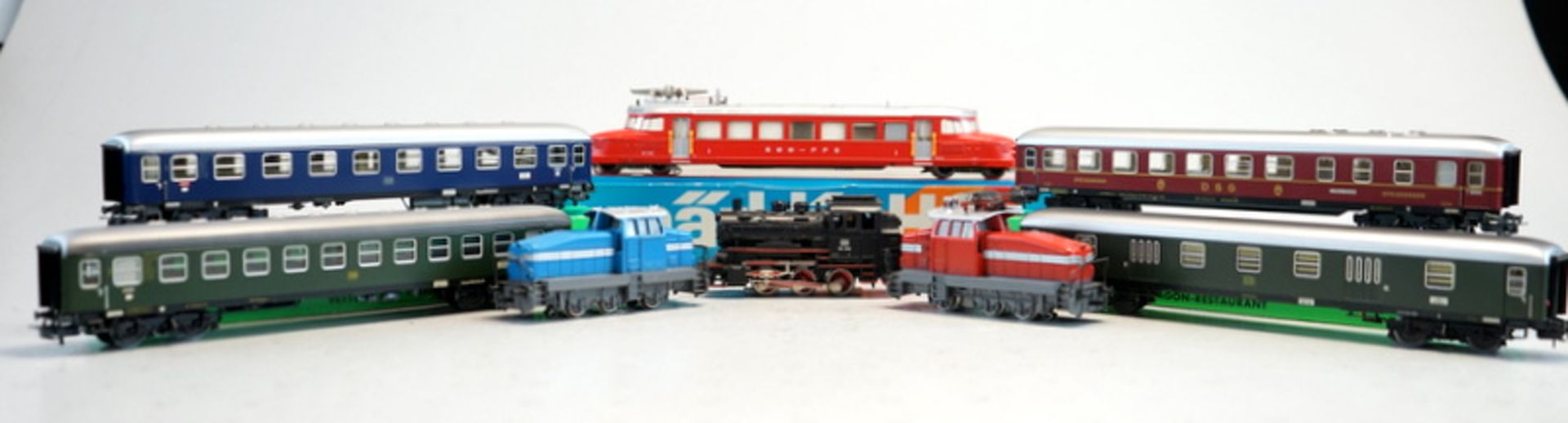 Konvolut von märklin-Zügen u. langen Personenwagen, Spur H0.