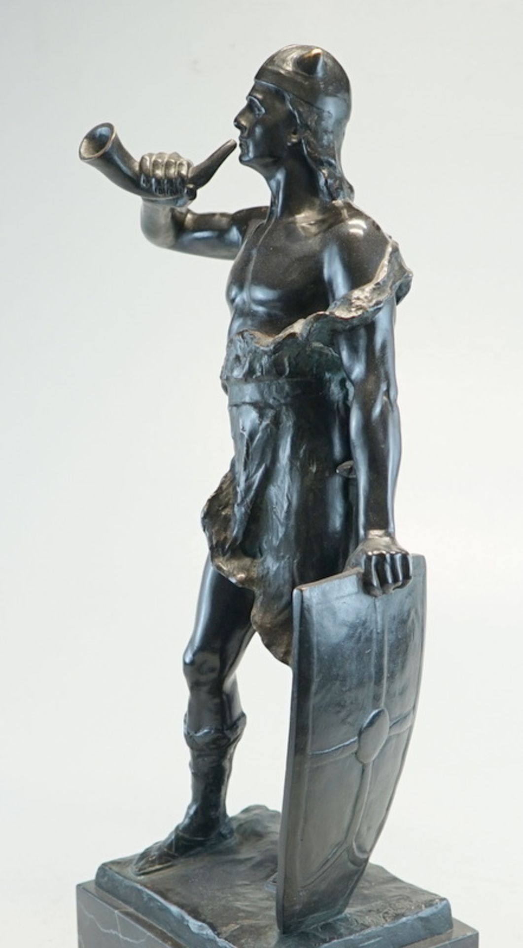 Seiffert, Carl Friedrich: Bronzefigur "Wikinger mit Horn" - Image 2 of 4