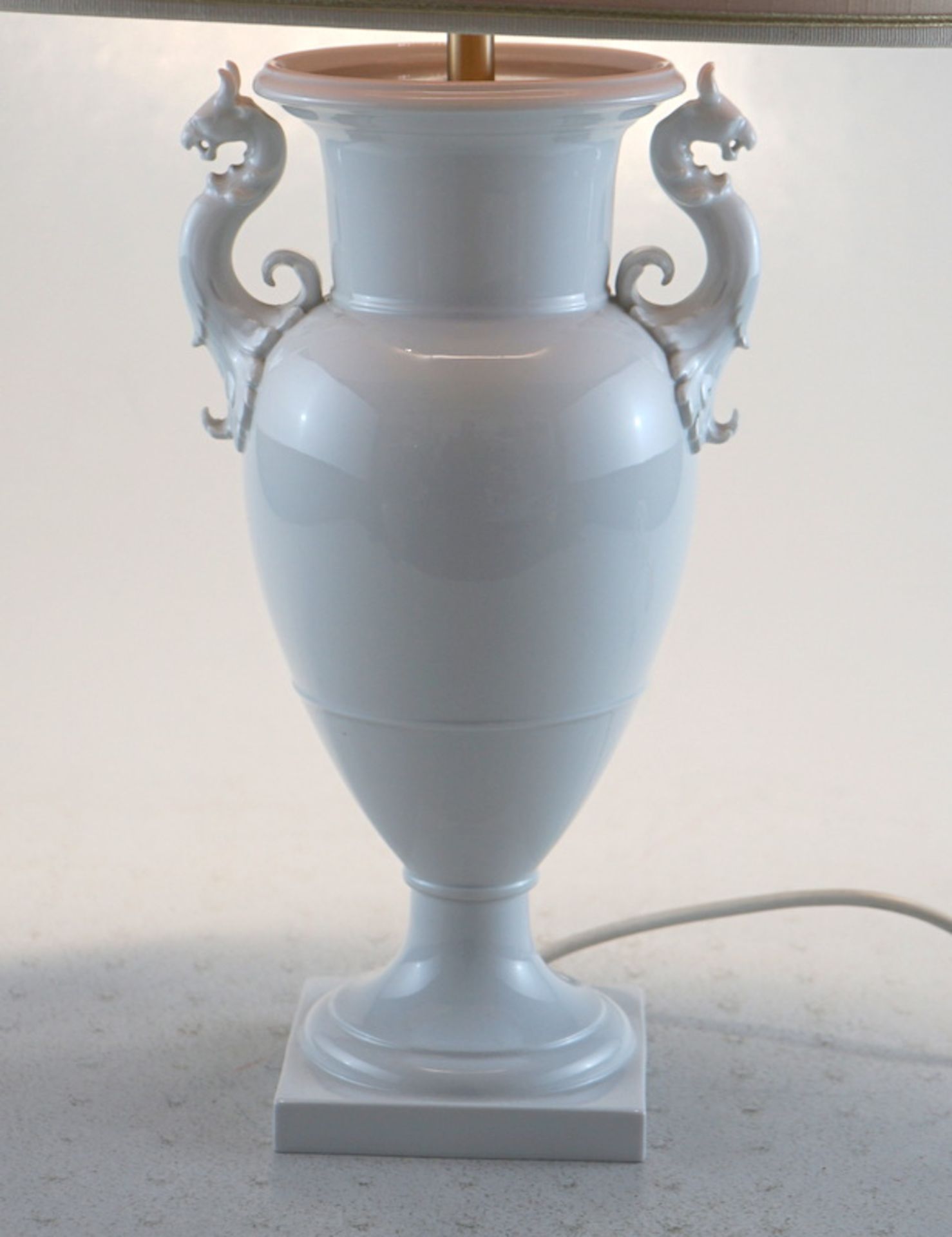 staatliche Porzellanmanufaktur Berlin, KPM: Französische Drachenhenkel Vase weiß Entw. K. F. Schinke - Bild 2 aus 3