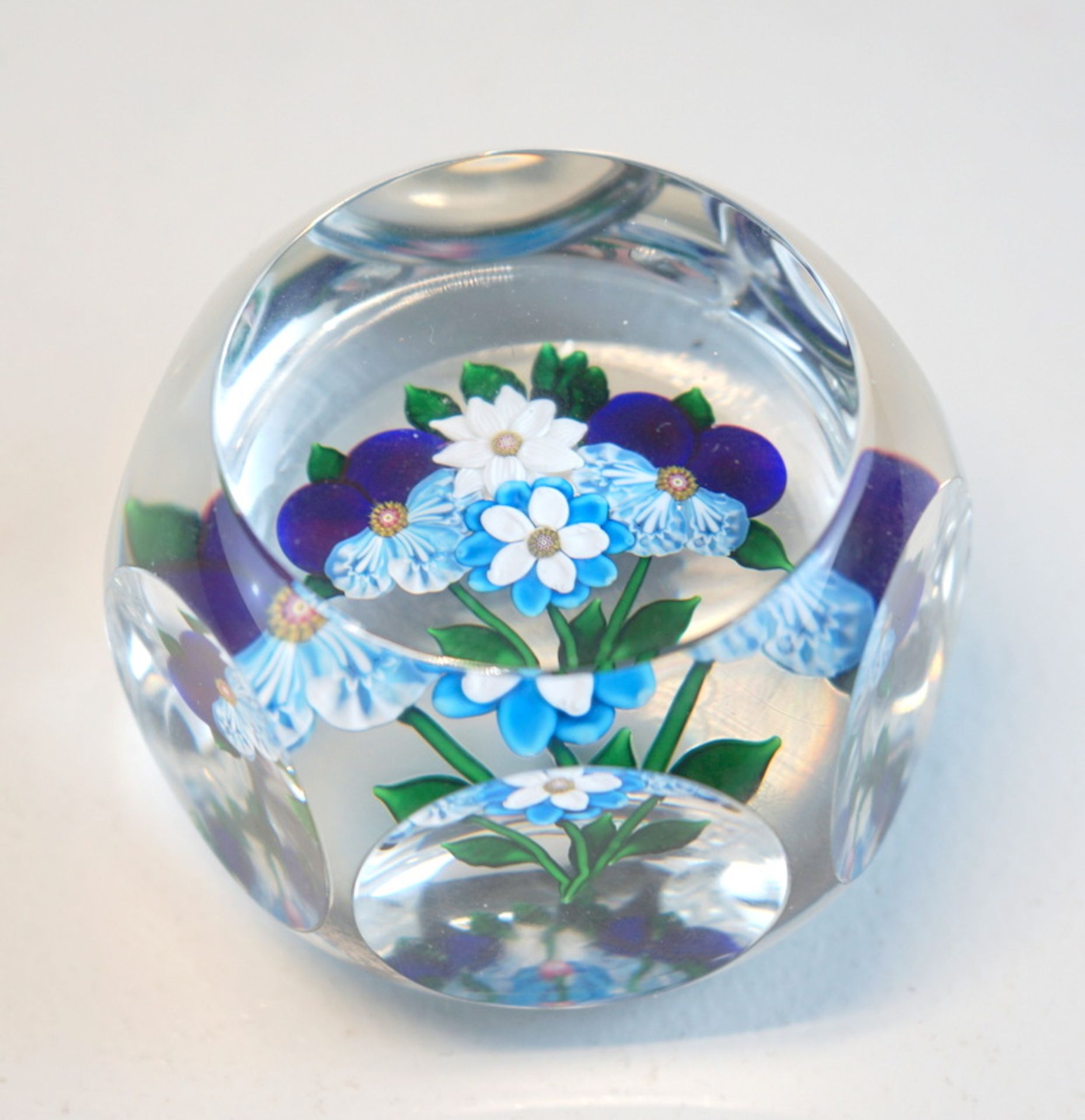 Saint Louis, Christallerie: Seltenes Paperweight mit Stiefmütterchen und Gänseblümchen