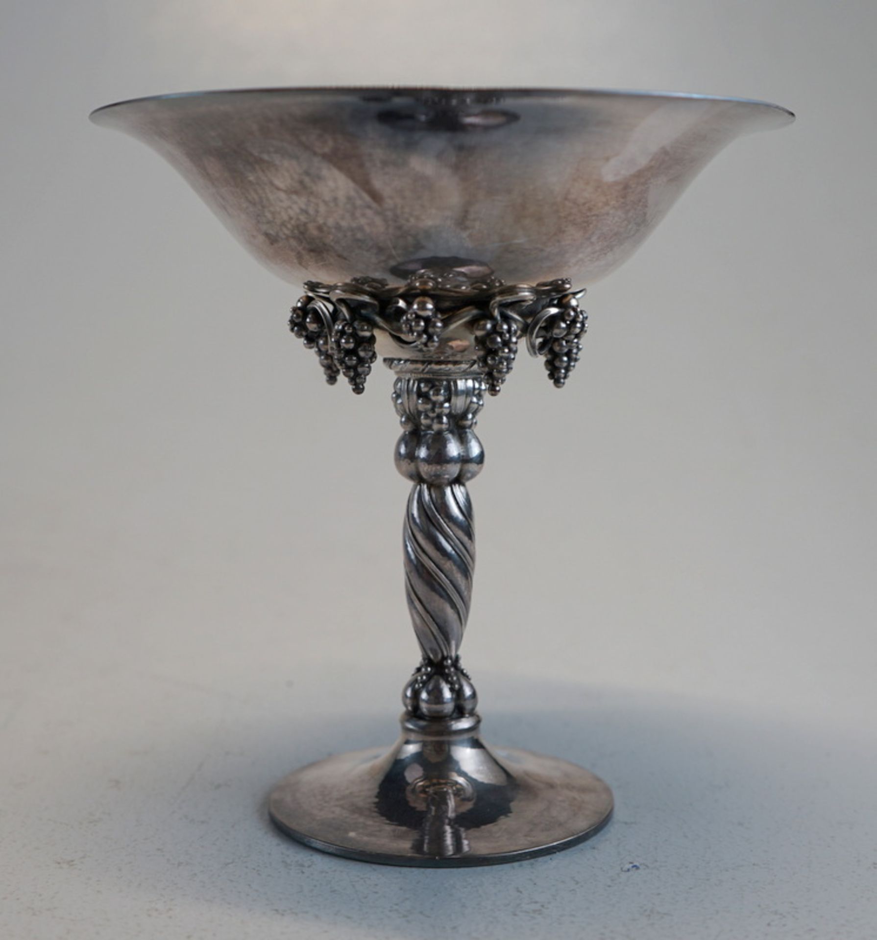 Jensen, Georg: Georg Jensen Aufsatzschale mit Traubendekor, Entwurf von 1917.