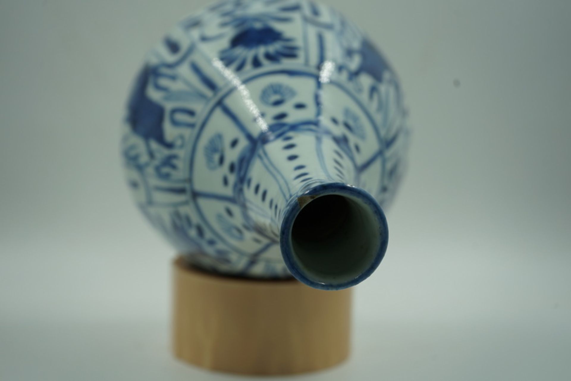 Flaschenvase mit Blau -Weisser Bemalung China 18/19. Jh. - Image 3 of 3