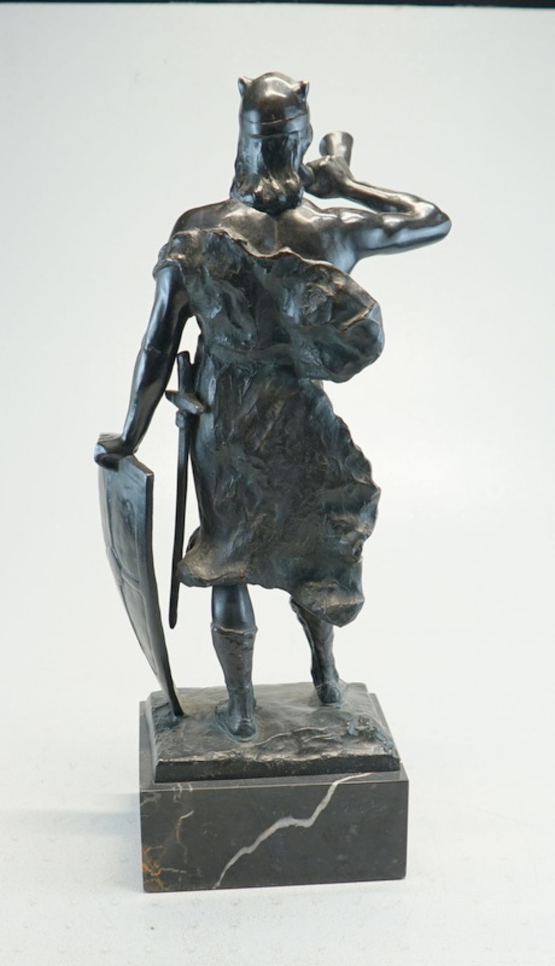 Seiffert, Carl Friedrich: Bronzefigur "Wikinger mit Horn" - Image 4 of 4