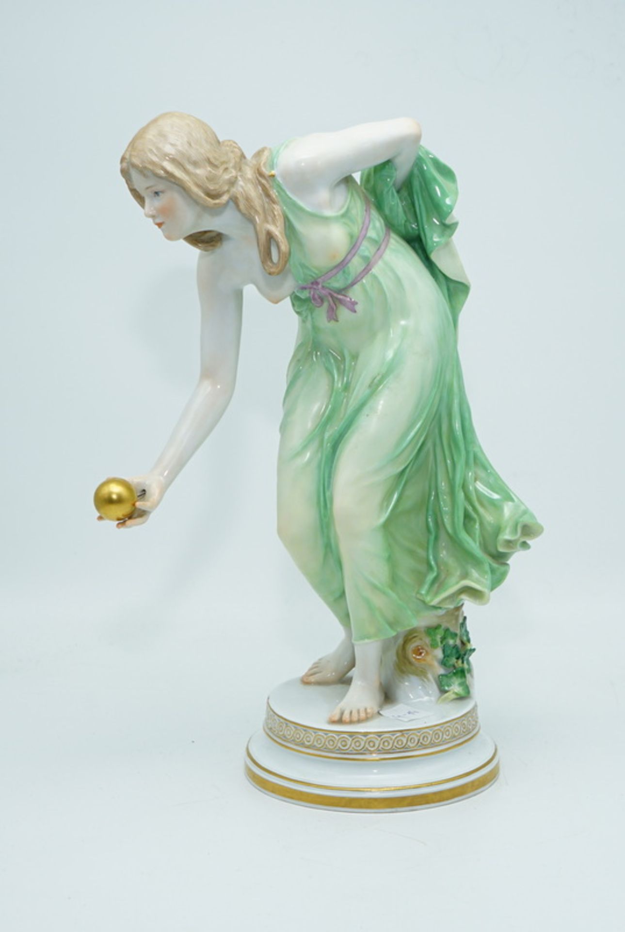 Königl. Meissen: Kugelspielerin Entwurf v. Walther Schott 1897.