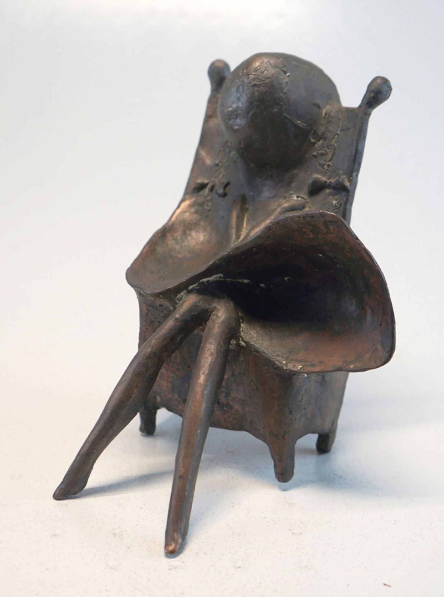 Fischer, Lothar: "Sitzende Puppe", Bronzefigur - Image 2 of 5
