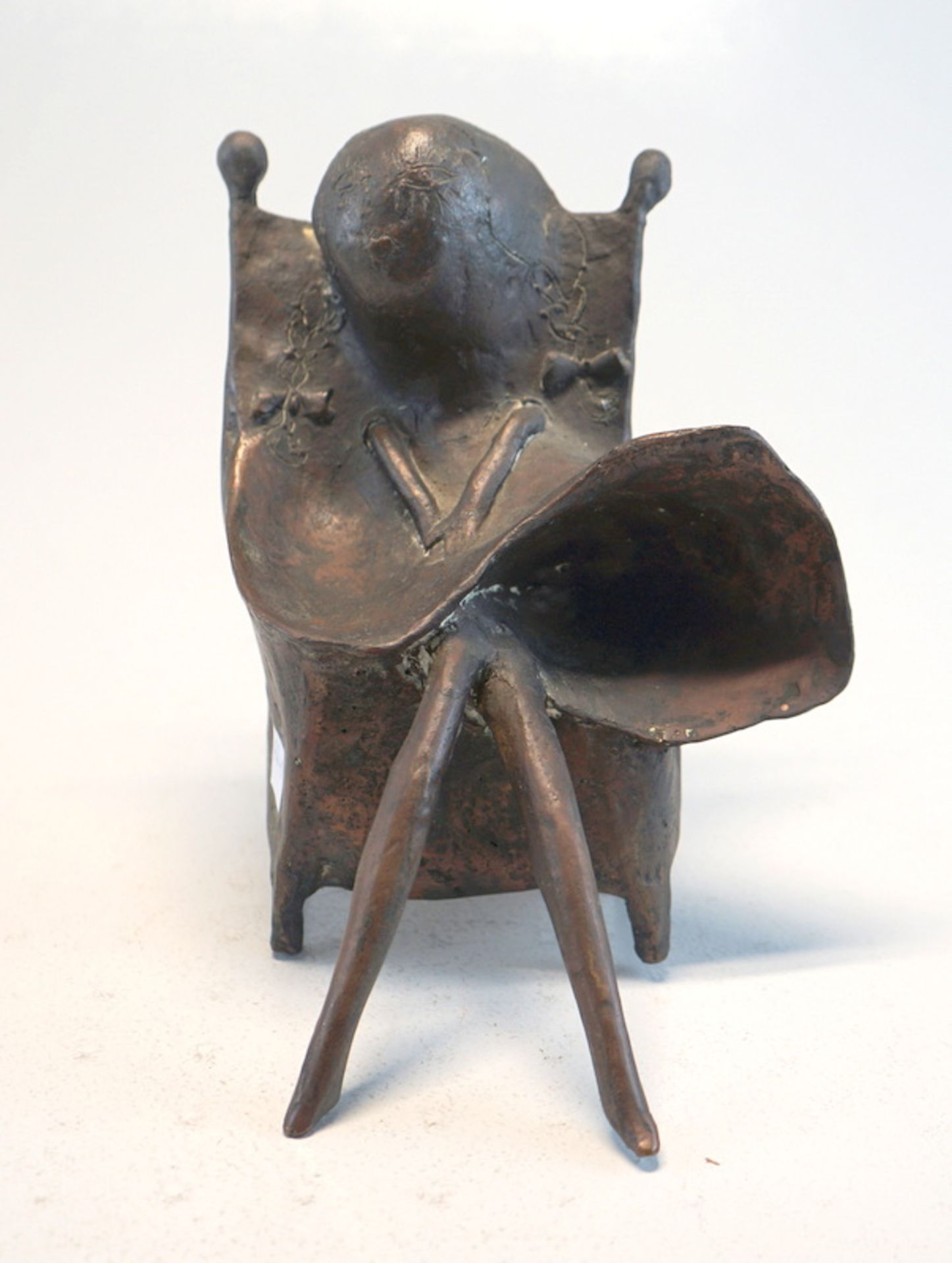 Fischer, Lothar: "Sitzende Puppe", Bronzefigur - Image 3 of 5