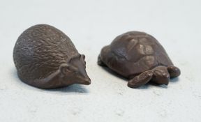 2 Tierfiguren Igel und Schildkröte, Entw. Erich Oehme