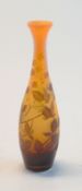 Gallé, Emile: kleine schlanke Vase mit Brombeerdekor