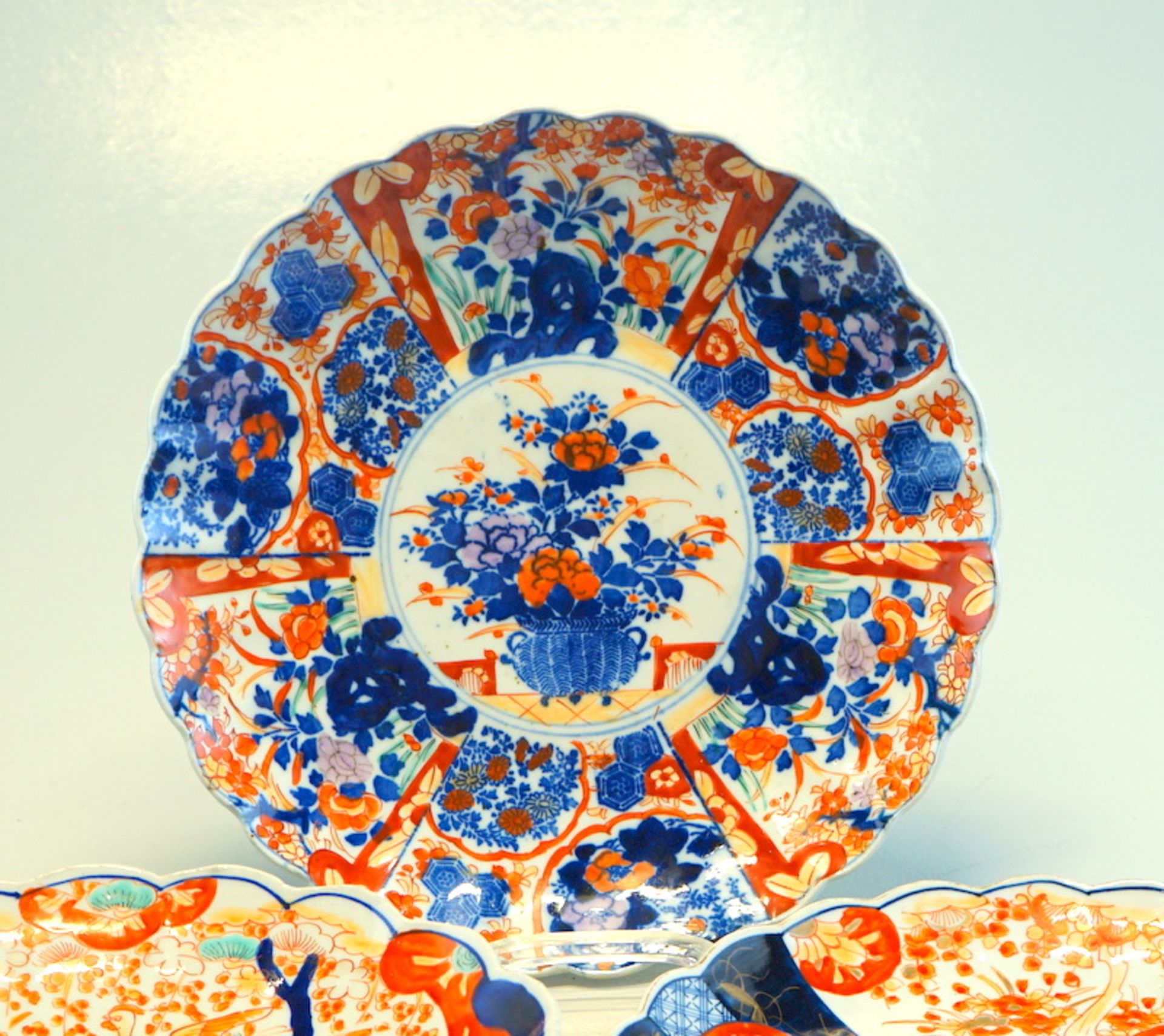 3 Imari-Teller mit handgemalter Dekoration - Bild 2 aus 2