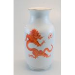 Staatlich Meissen: Vase mit Dekor "Roter Drache "